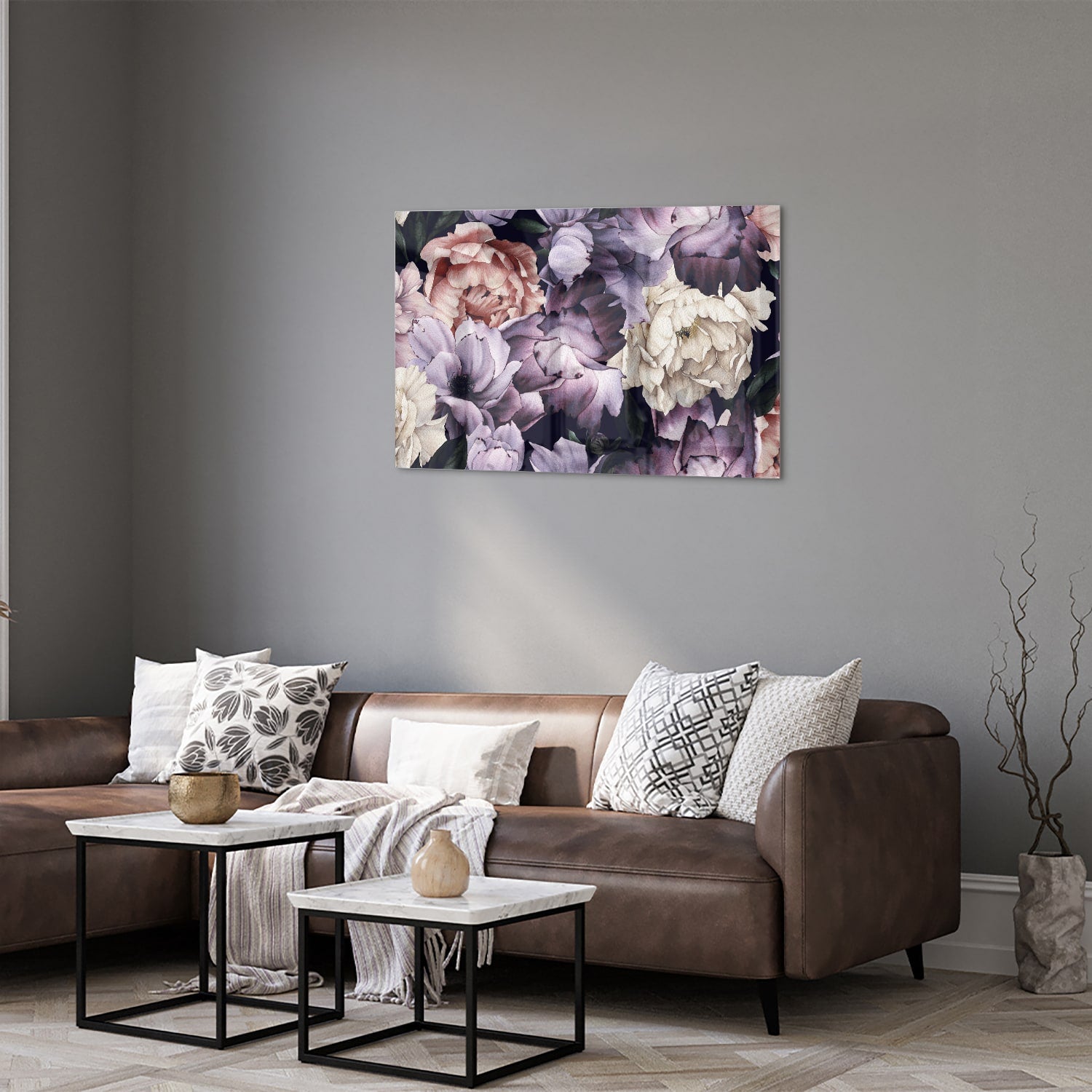 Glas schilderij met paarse en gouden bloemen in een moderne woonkamer