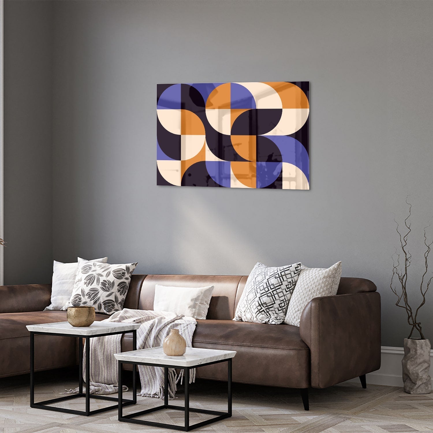 Abstract glazen schilderij met blauwe en oranjekleurige vormen, perfect voor moderne interieurs.