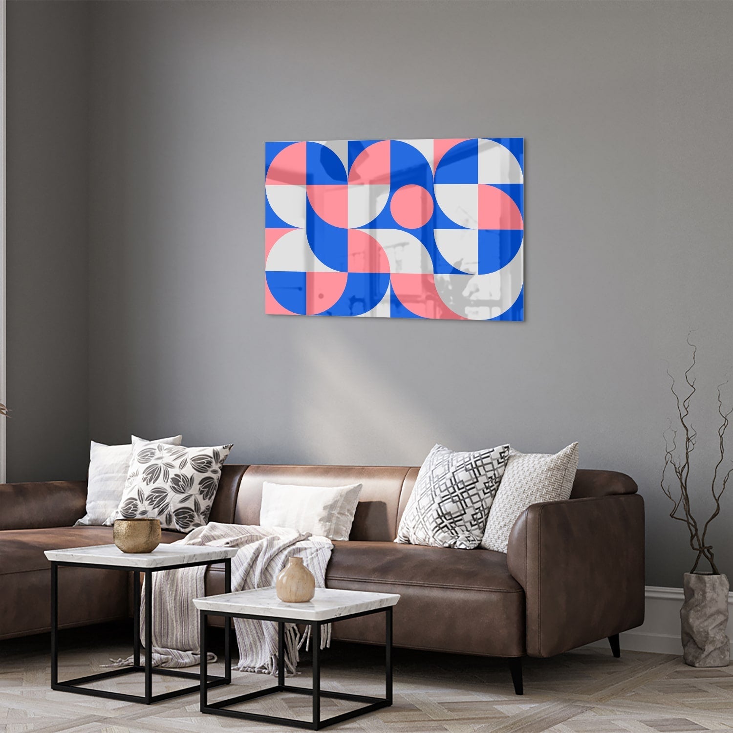 Abstract glazen schilderij met vormen in blauw en roze, perfect voor wanddecoratie.