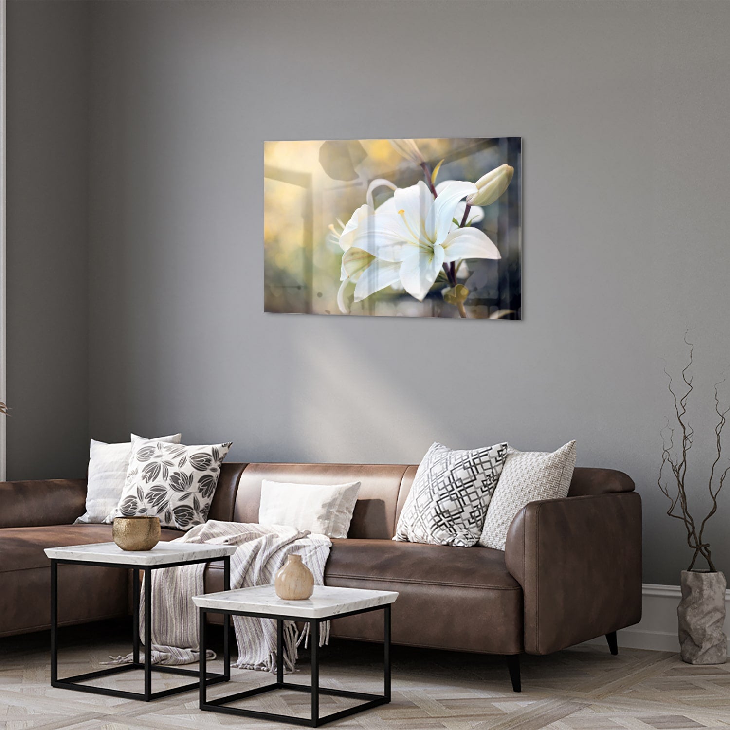 Elegant glazen schilderij van een witte lelie aan de muur