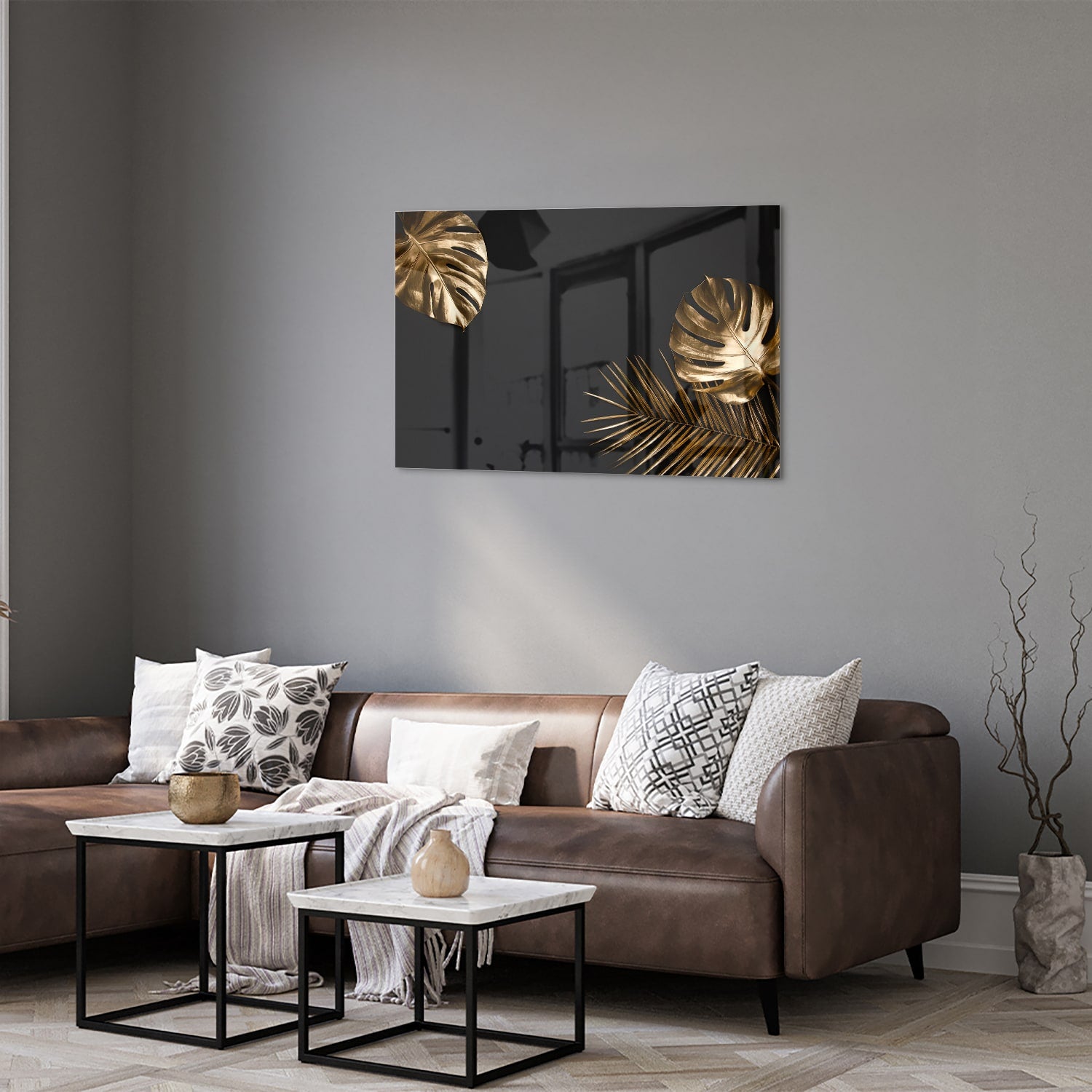 Glazen schilderij met gouden bladeren op een zwarte achtergrond in een woonkamer