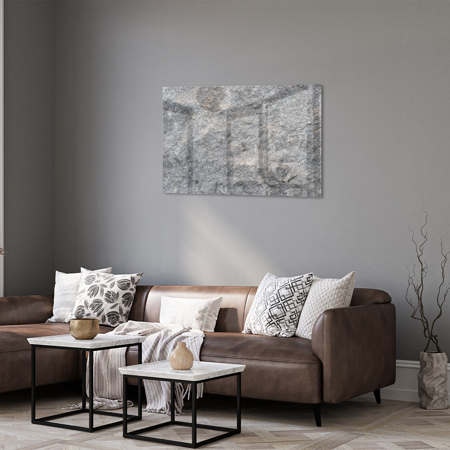 Glazen schilderij met abstracte textuur op muur in moderne woonkamer