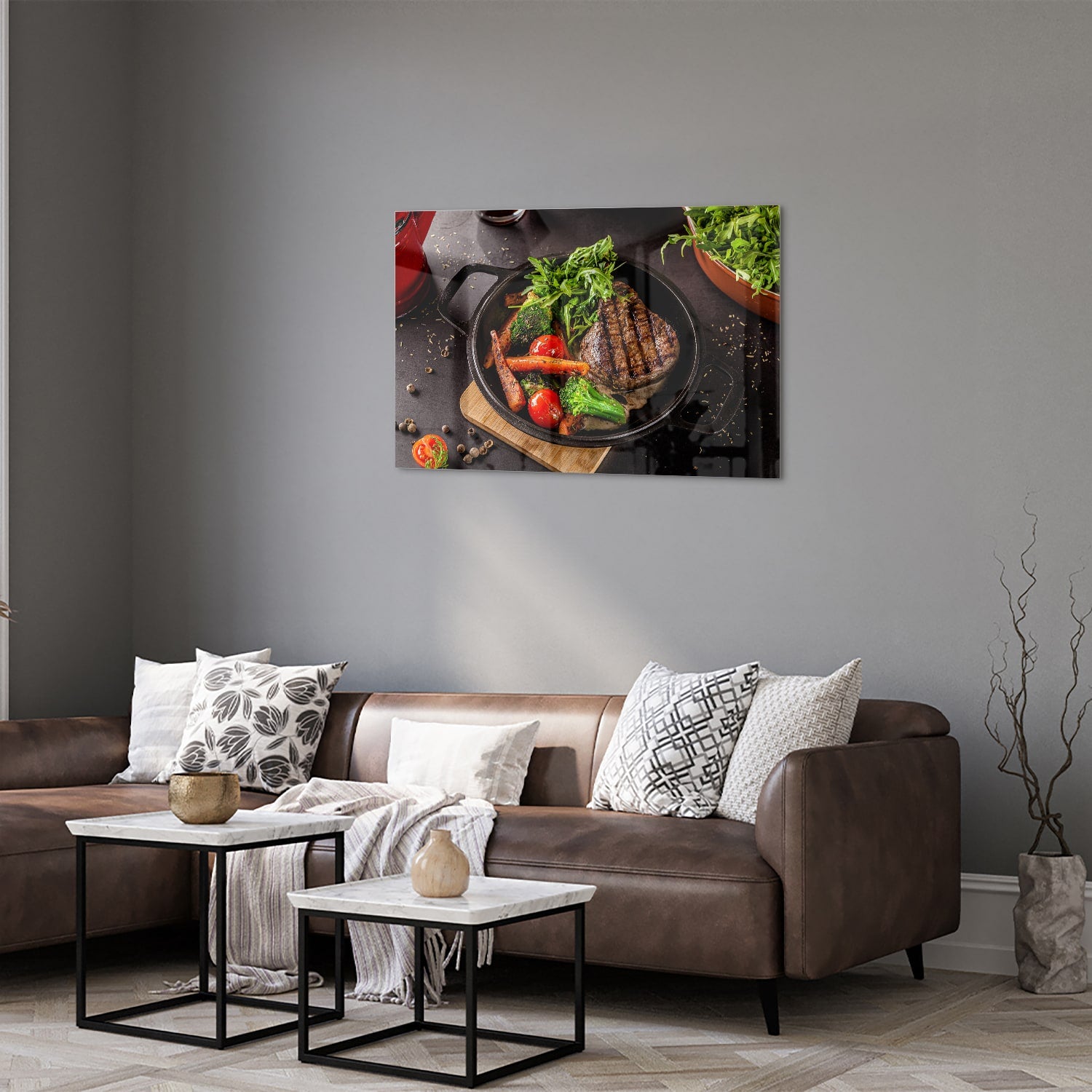 Glazen schilderij met een gegrilde steak en verse groenten in een pan