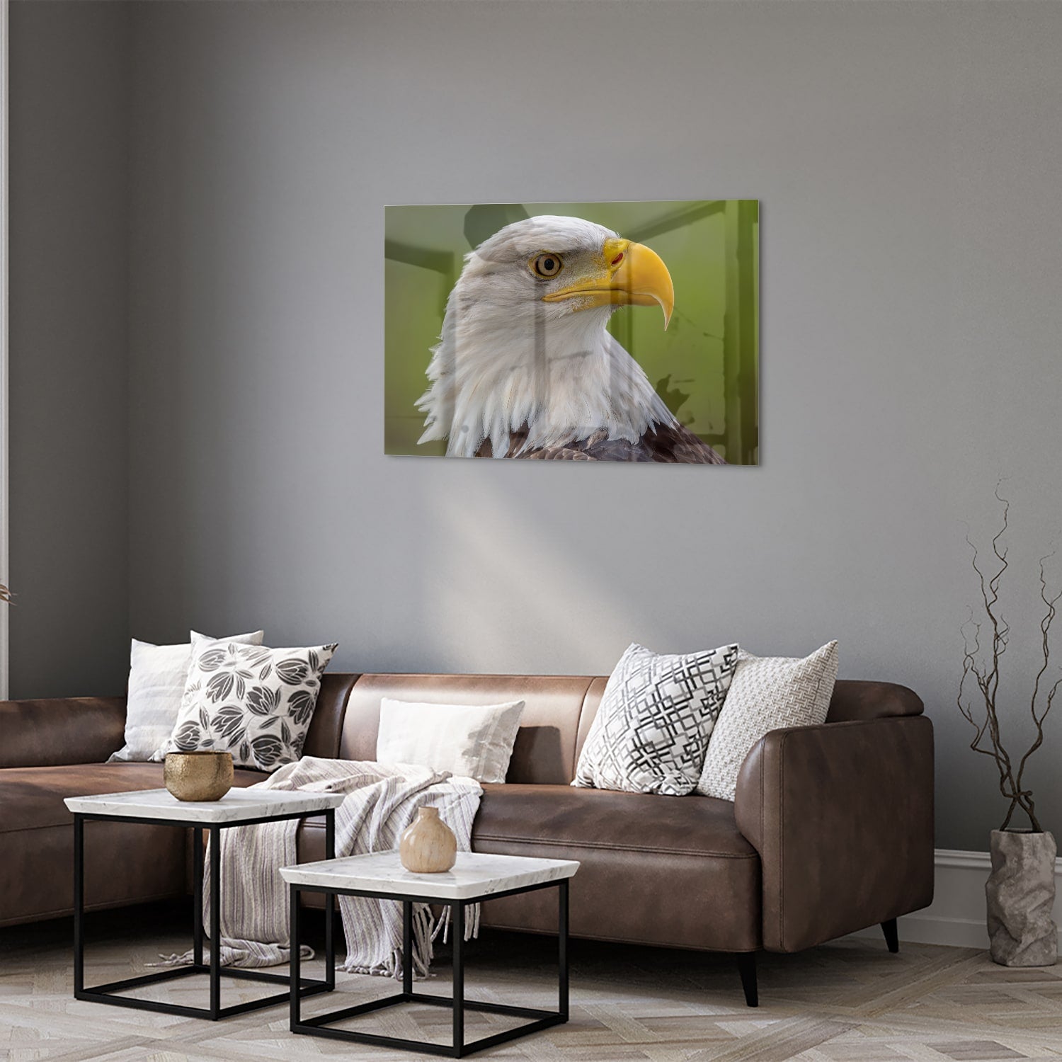 Een prachtig glazen schilderij van een Amerikaanse zeearend met een groene achtergrond.