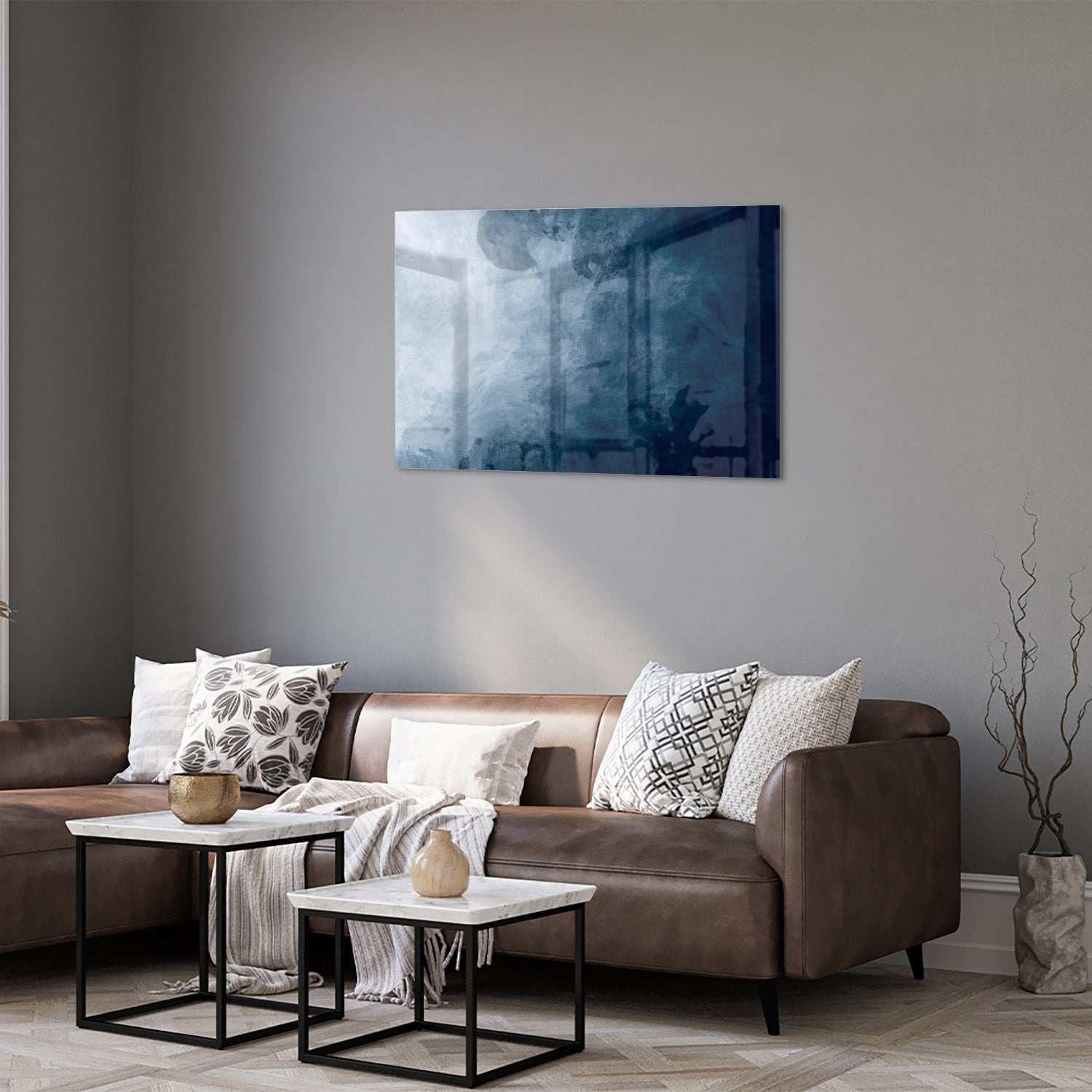 Abstract blauw glas schilderij aan de muur bij een houten meubel.