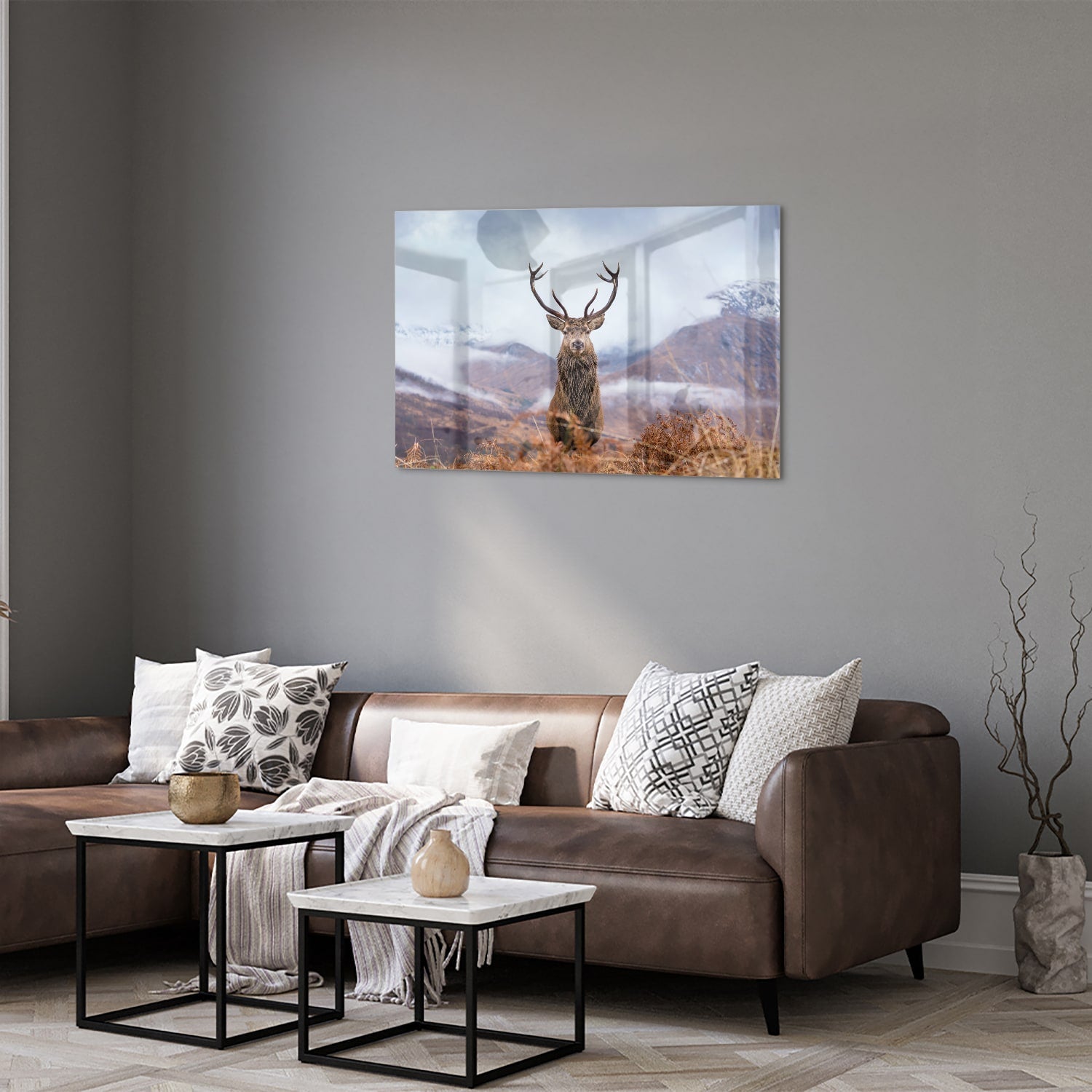 Glazen schilderij van een hert in een berglandschap met natuurlijke kleuren.