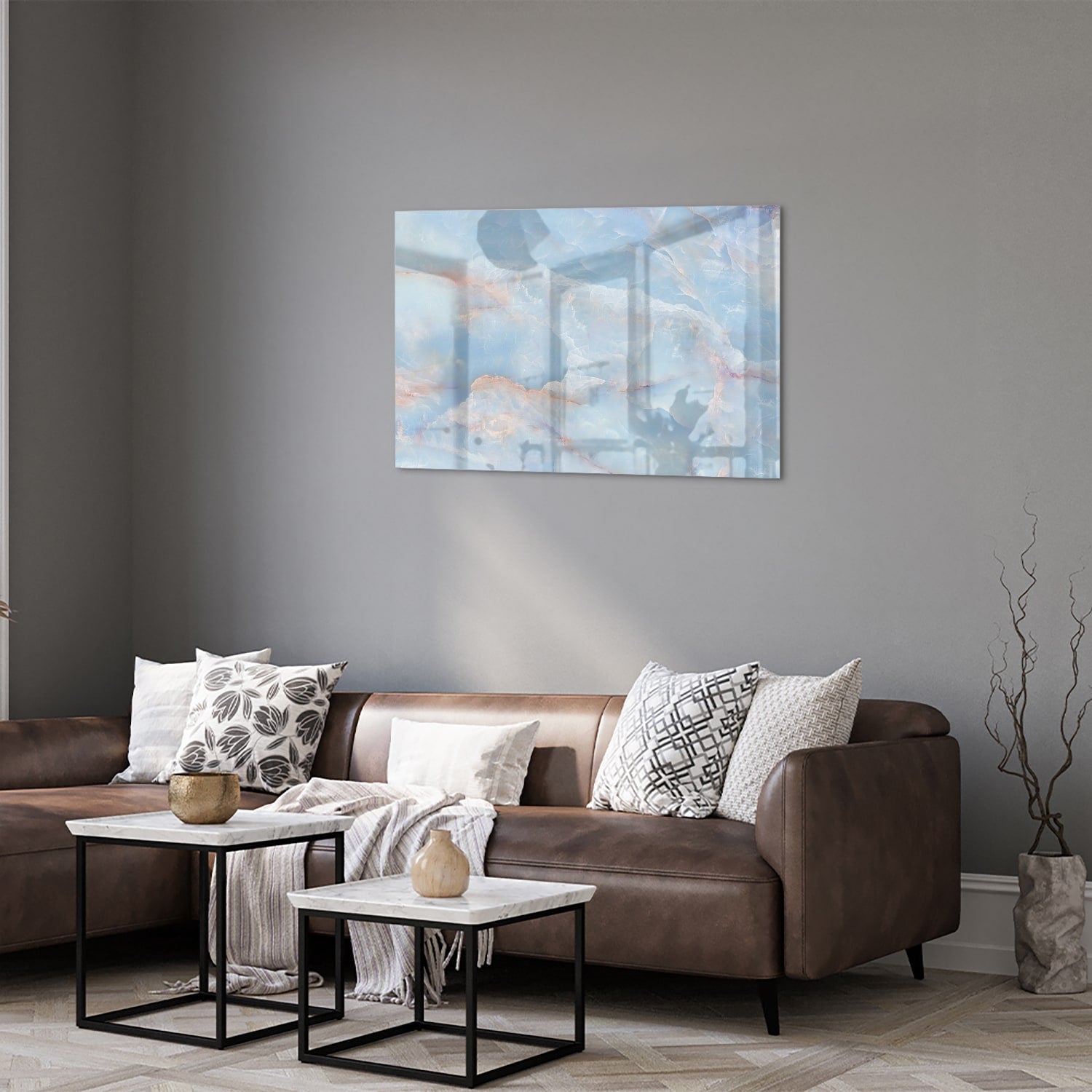 Abstract glazen schilderij in blauw en aardetinten aan de muur.