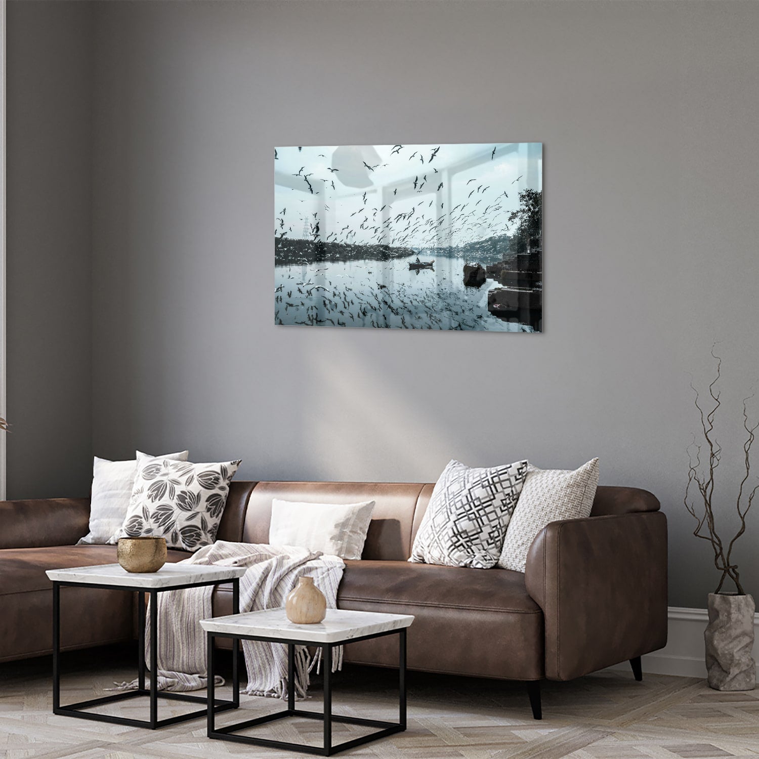 Glazen schilderij van vogels boven kalm water met reflecties.