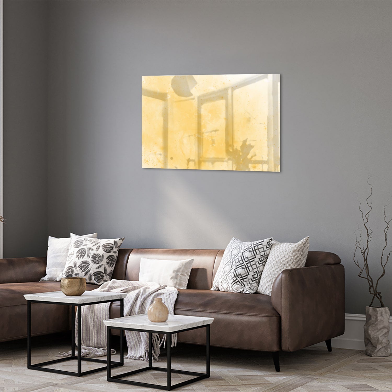 Abstract glazen schilderij in gouden tinten op een witte muur in een moderne woonkamer.