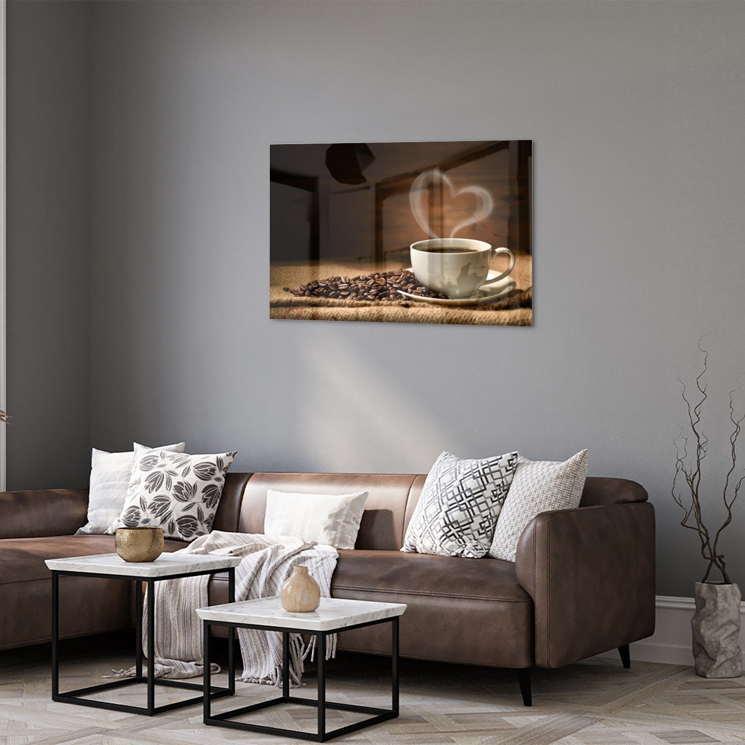 Glazen schilderij van een kop koffie met koffiebonen op een houten tafel.