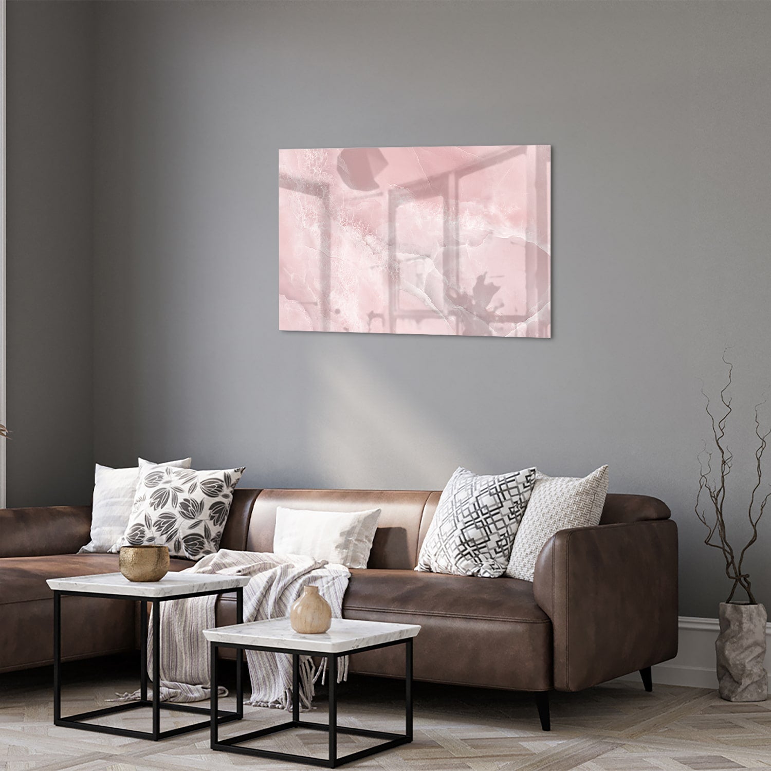 Elegant glazen schilderij in zachte roze tinten boven een houten kast.