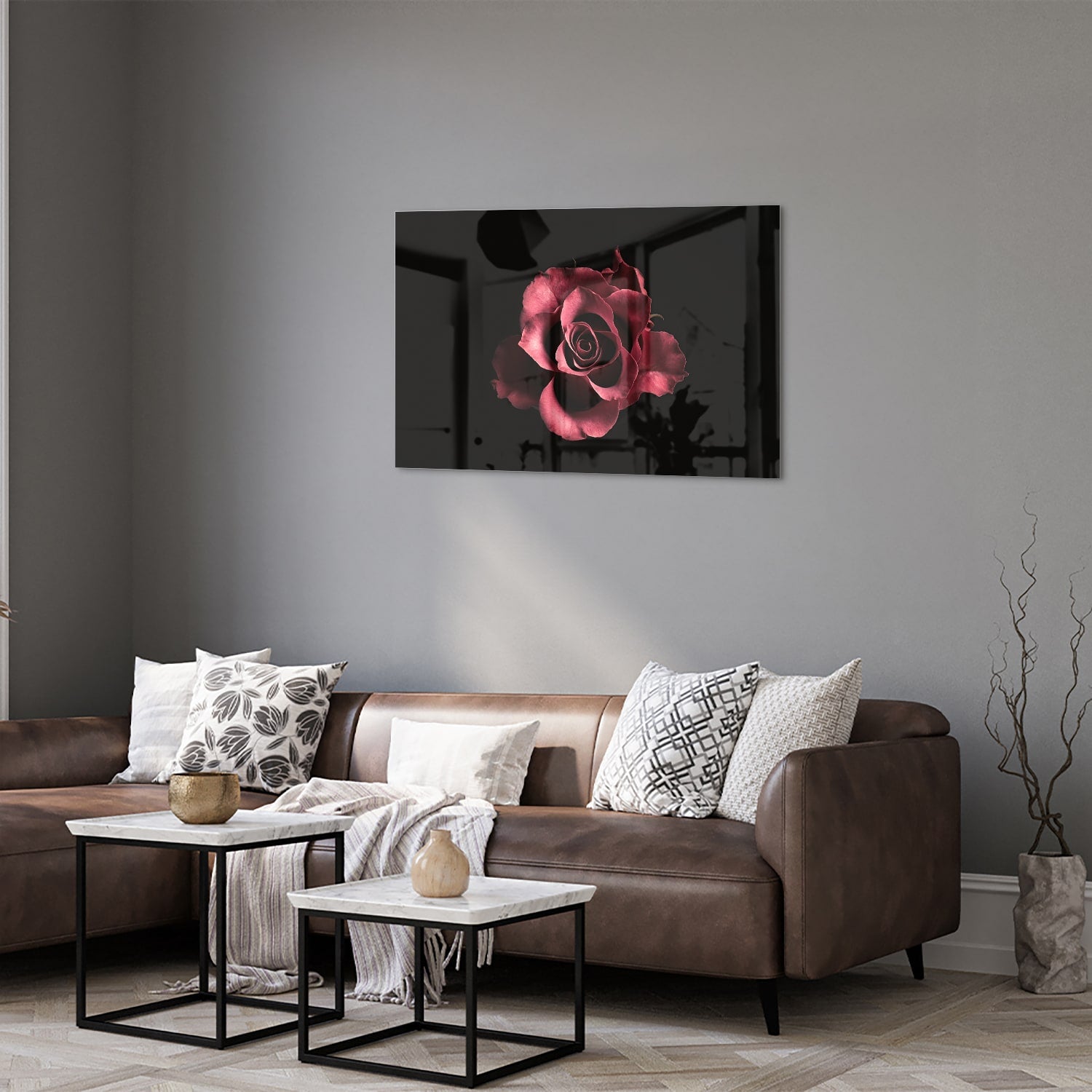Een elegant glazen schilderij van een roze roos op zwarte achtergrond.
