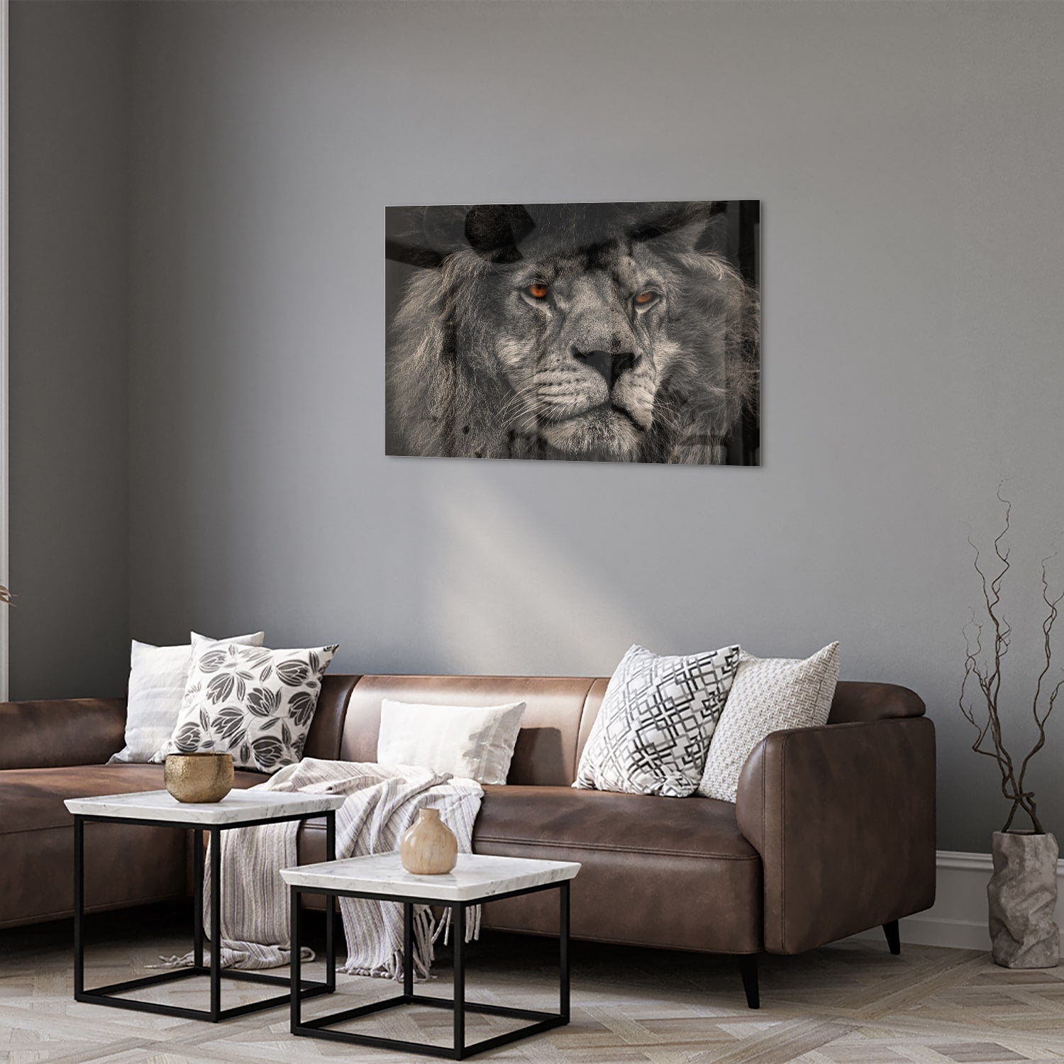 Glazen schilderij van een majestueuze leeuw in zwart-wit, perfect als wanddecoratie.