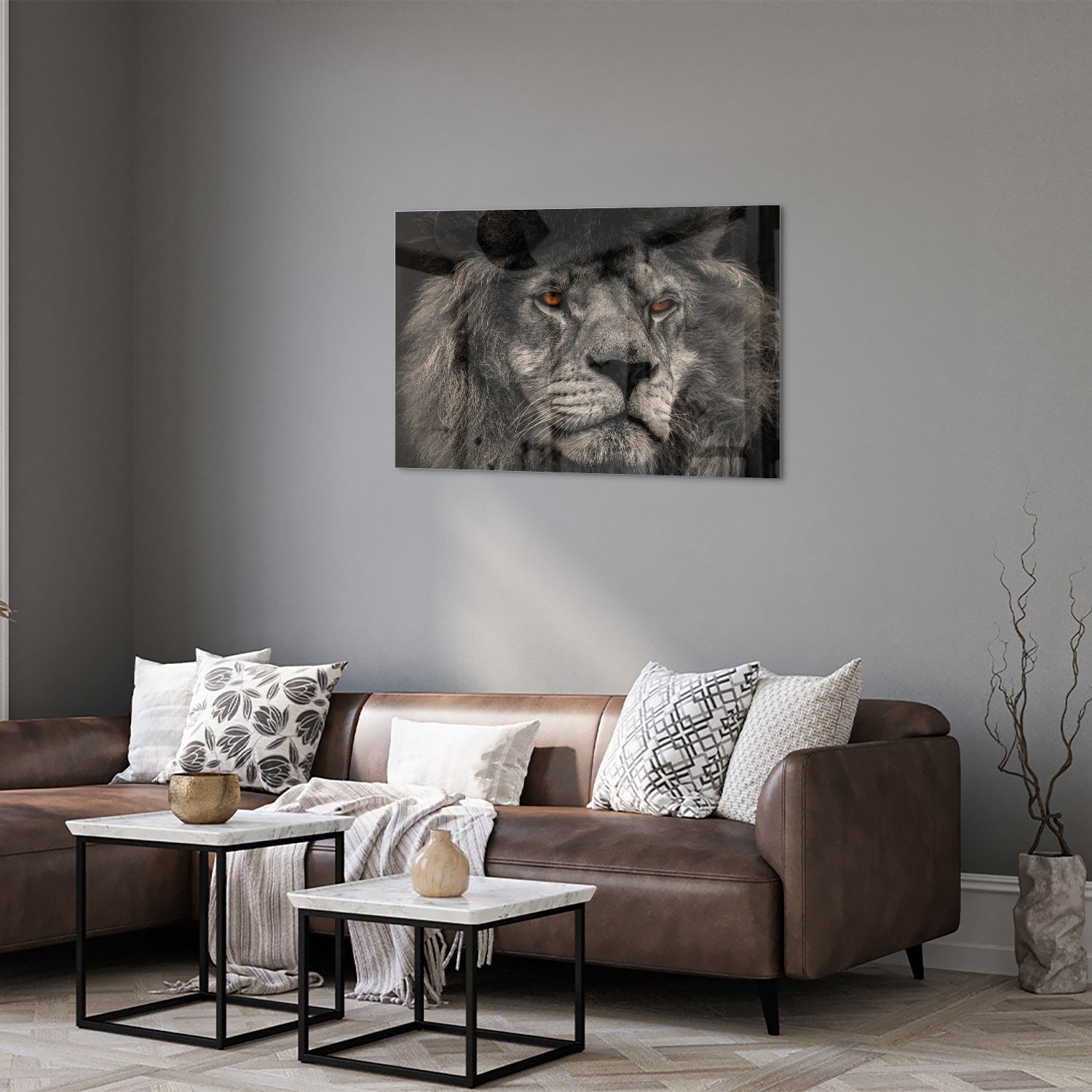 Glazen schilderij van een majestueuze leeuw in zwart-wit, perfect als wanddecoratie.
