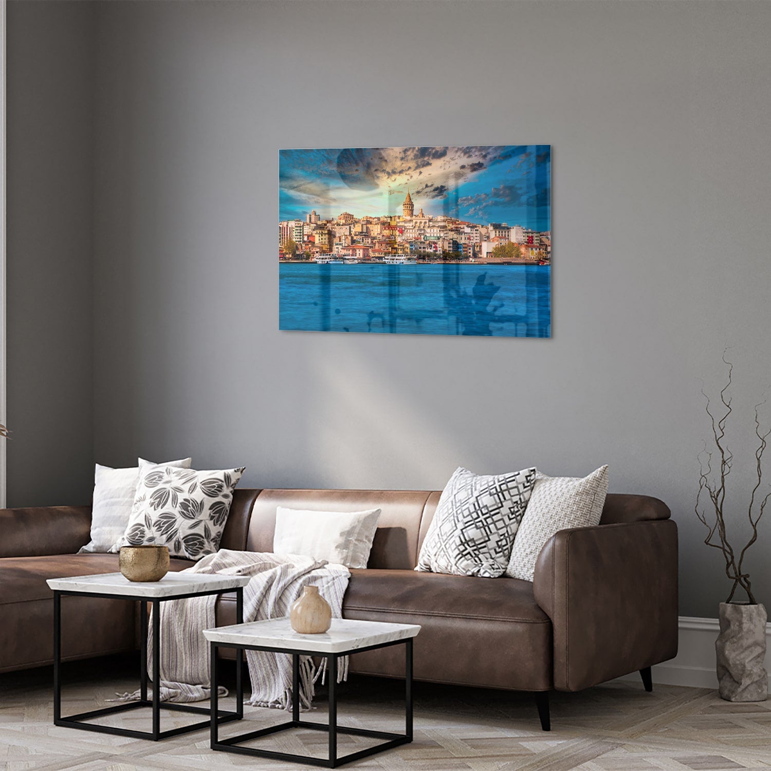 Glazen schilderij van een stad aan zee met kleurrijke gebouwen.