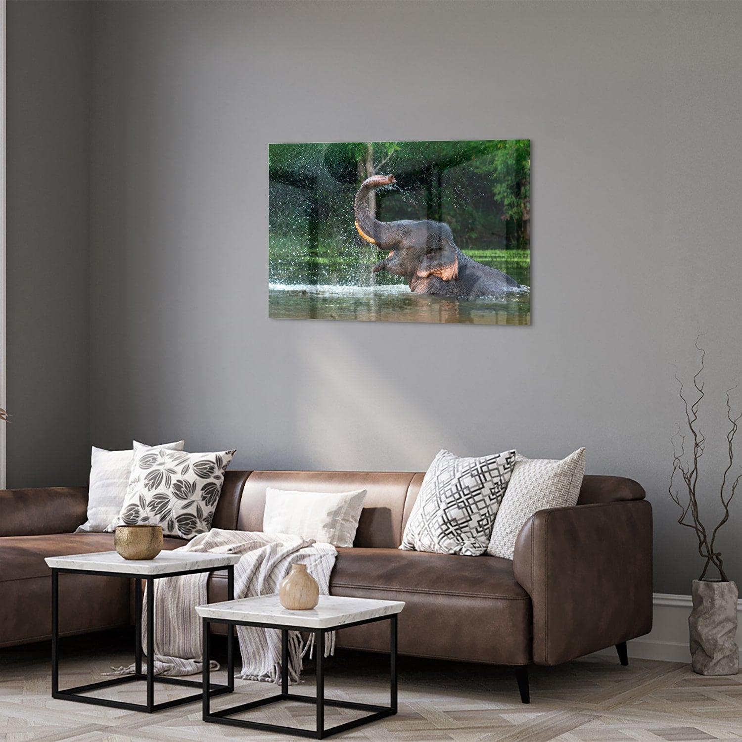Glazen schilderij van een olifant die speelt in het water