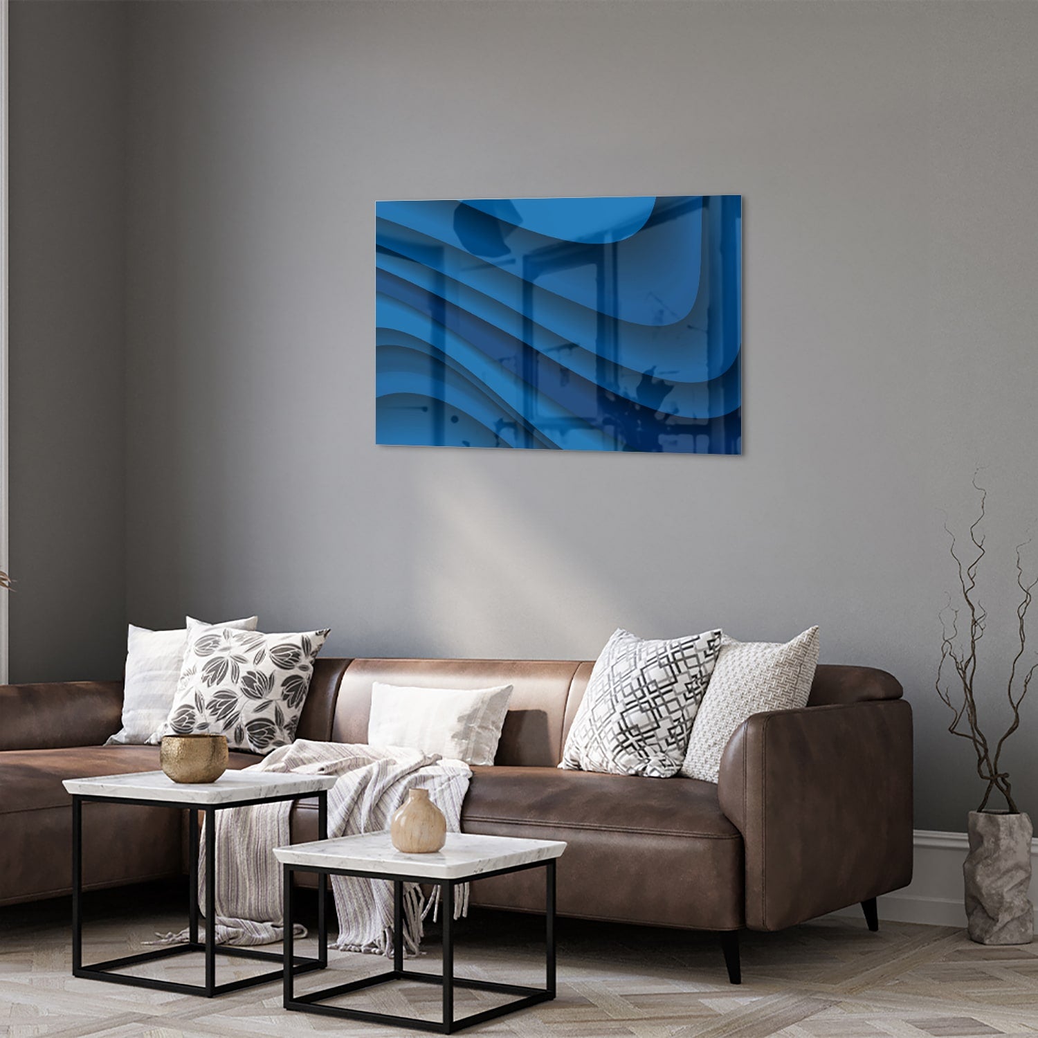 Modern glazen schilderij in abstracte blauwtinten op een muur.