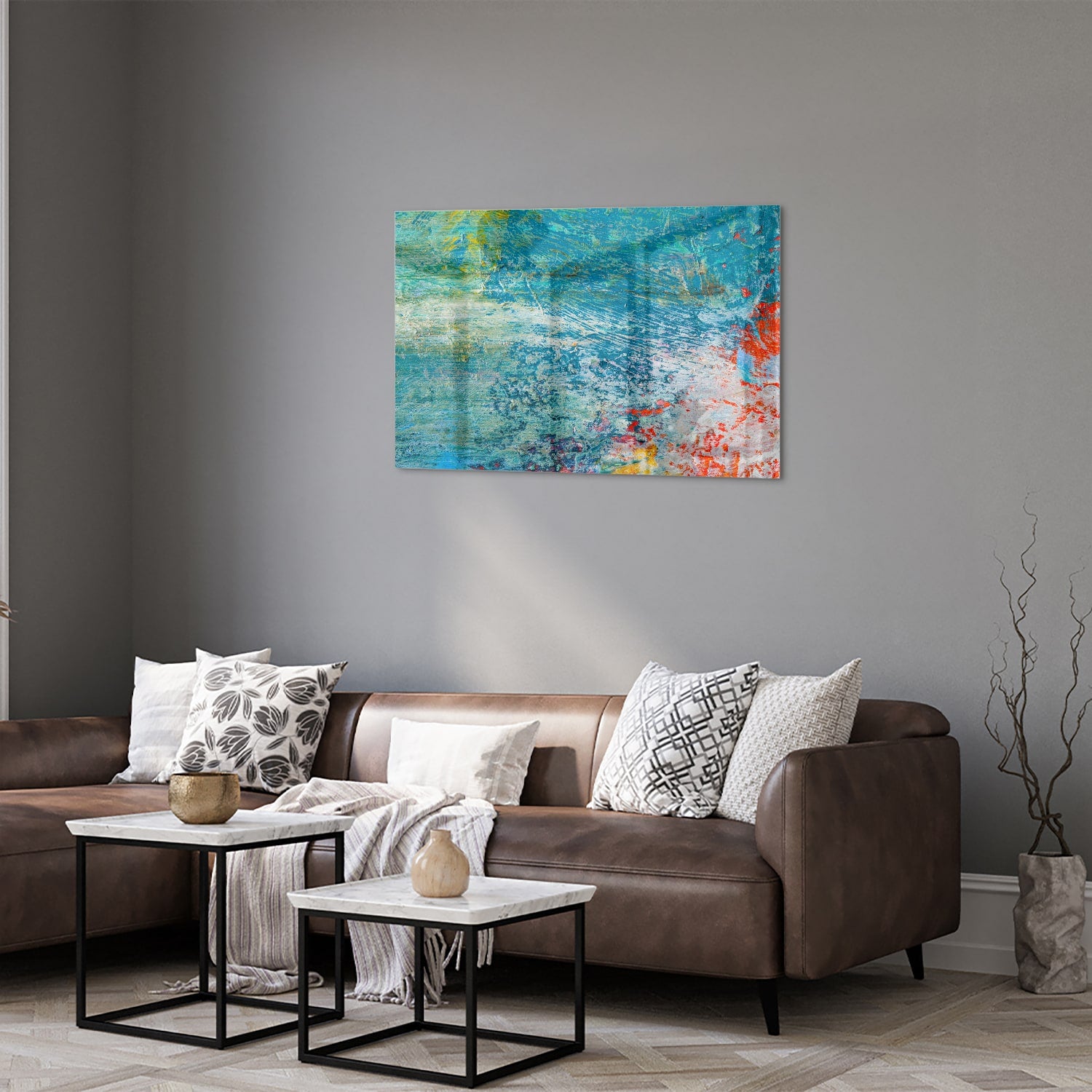 Kleurrijk abstract glazen schilderij aan de muur boven een houten kast