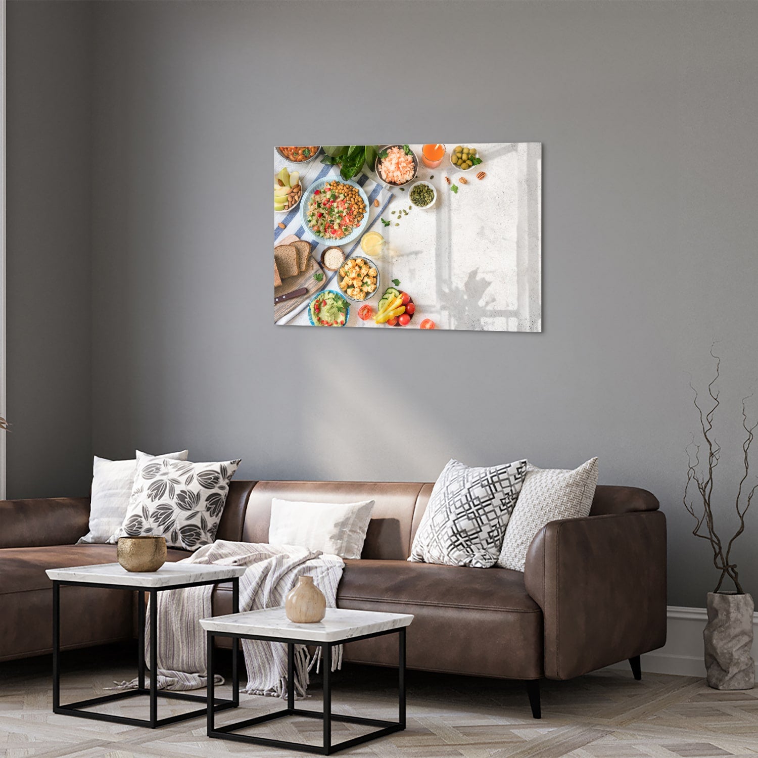 Kleurrijk glazen schilderij met een variteit aan verse gerechten en ingredinten, ideaal voor keukeninspiratie.