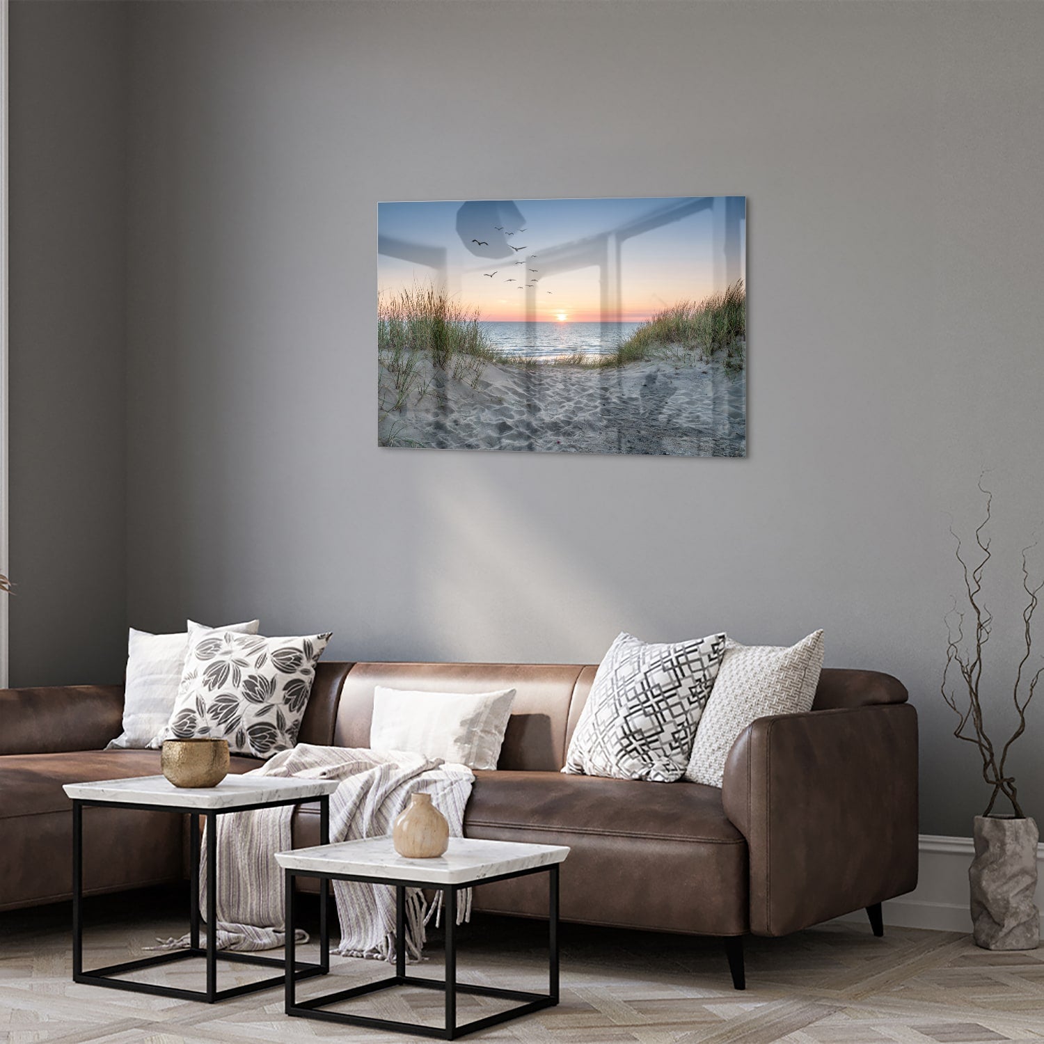 Glazen schilderij van een serene zonsondergang boven de zee met gras en vogels