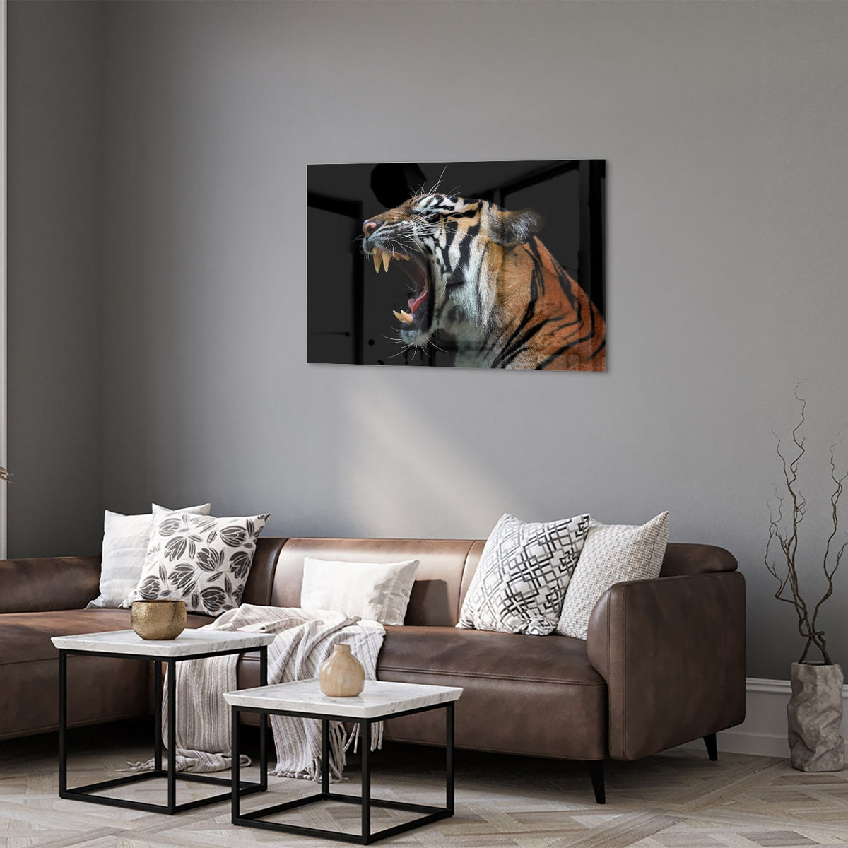 Glazen schilderij van een brullende tijger aan de muur in een stijlvolle kamer.