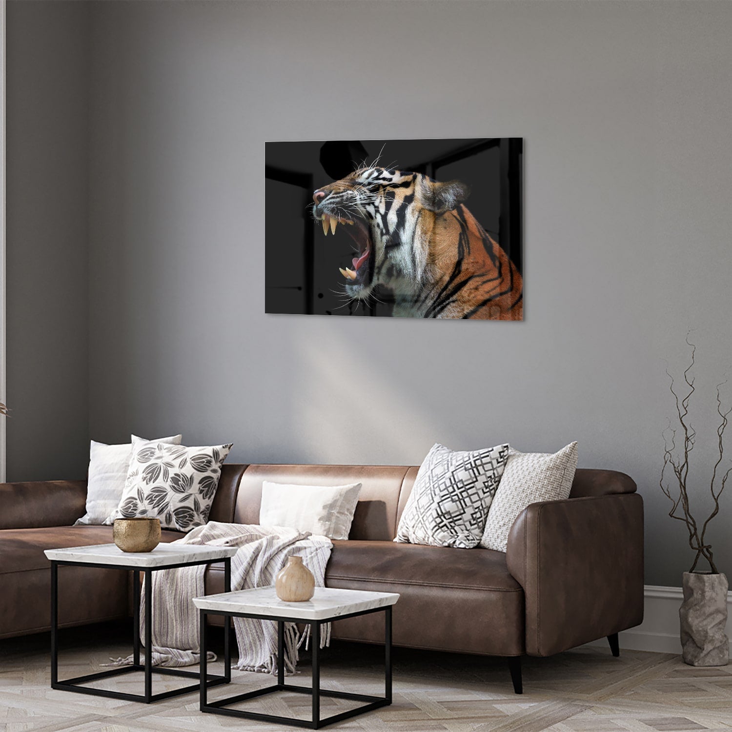 Glazen schilderij van een brullende tijger aan de muur in een stijlvolle kamer.