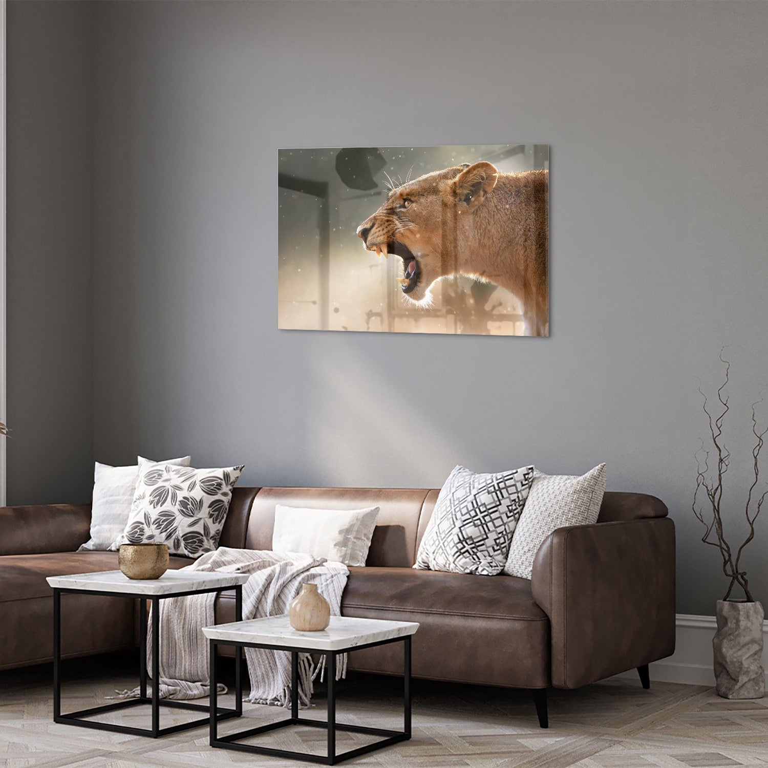 Glazen schilderij van een brullende leeuw, bijzonder kunstwerk voor aan de muur.