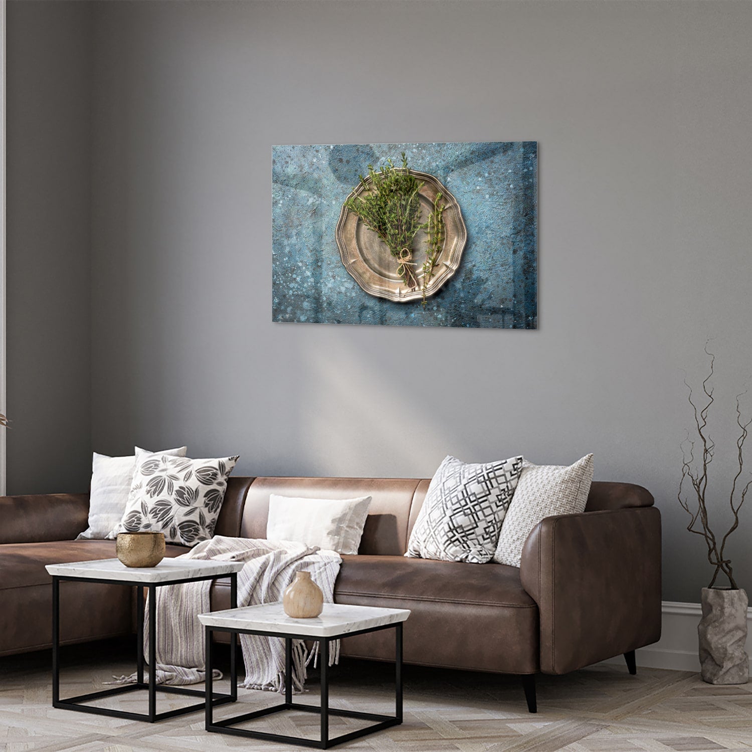 Glazen schilderij met kruiden op een vintage schaal tegen een blauwe achtergrond.