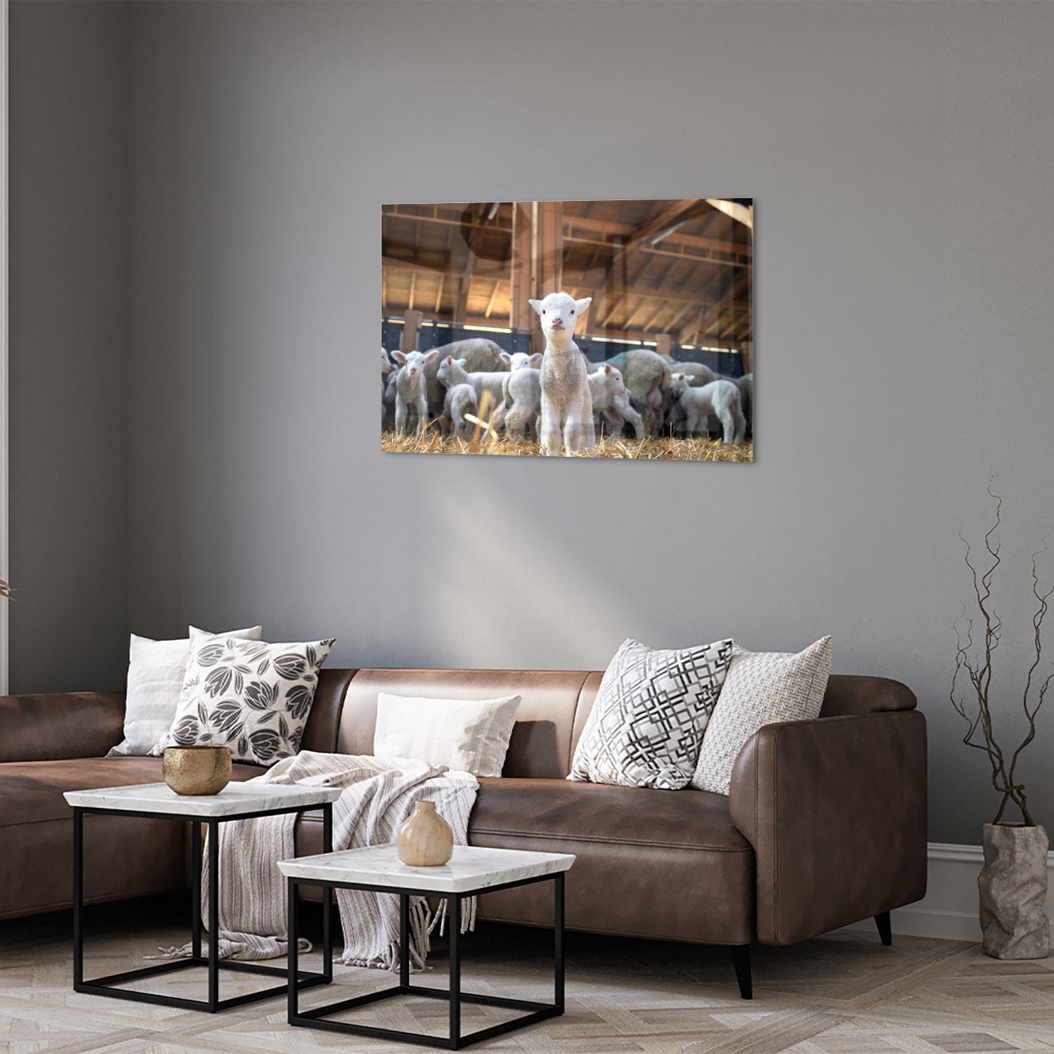 Glazen schilderij met lammetjes in een stal, perfect voor huisdecoratie.
