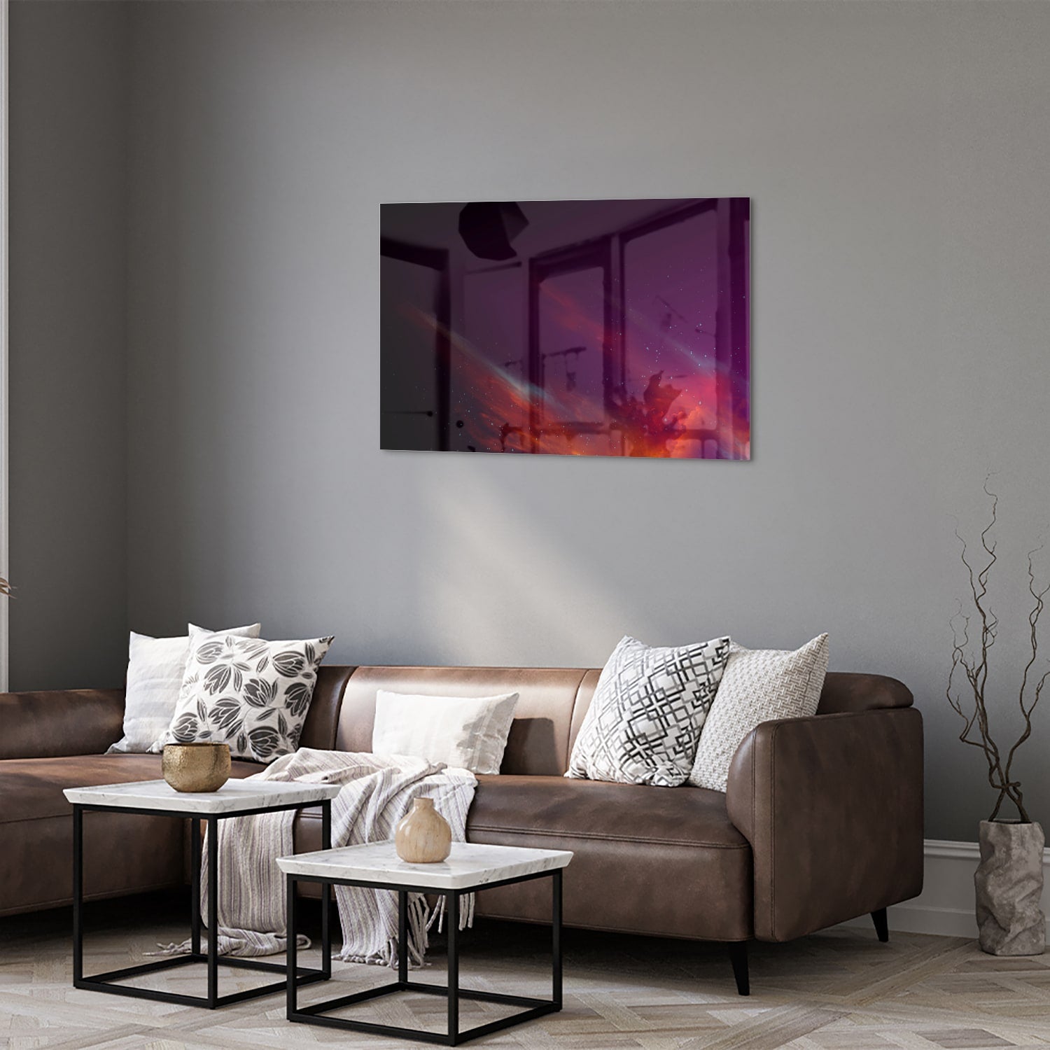Een kleurrijk glazen schilderij met abstracte vormen in een moderne woonkamer.