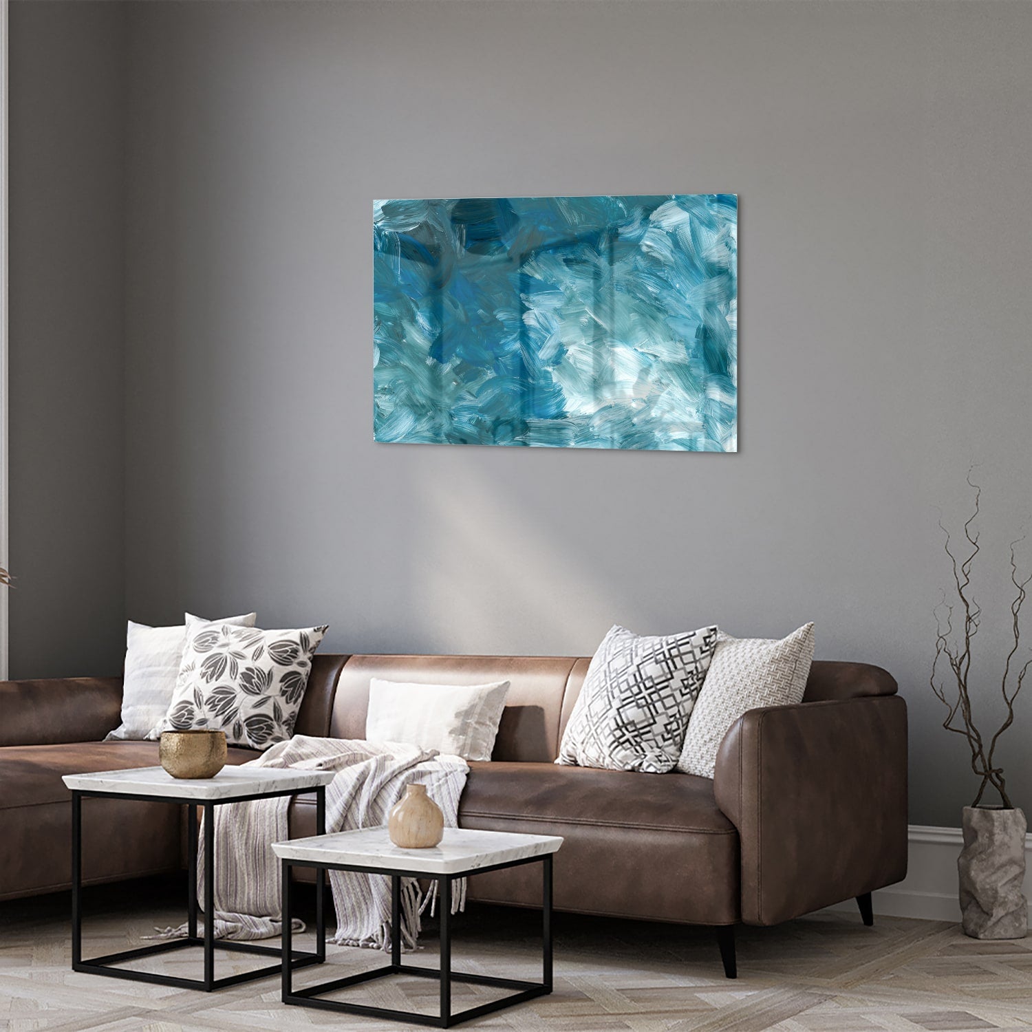 Abstract glazen schilderij met verschillende tinten blauw aan de muur.