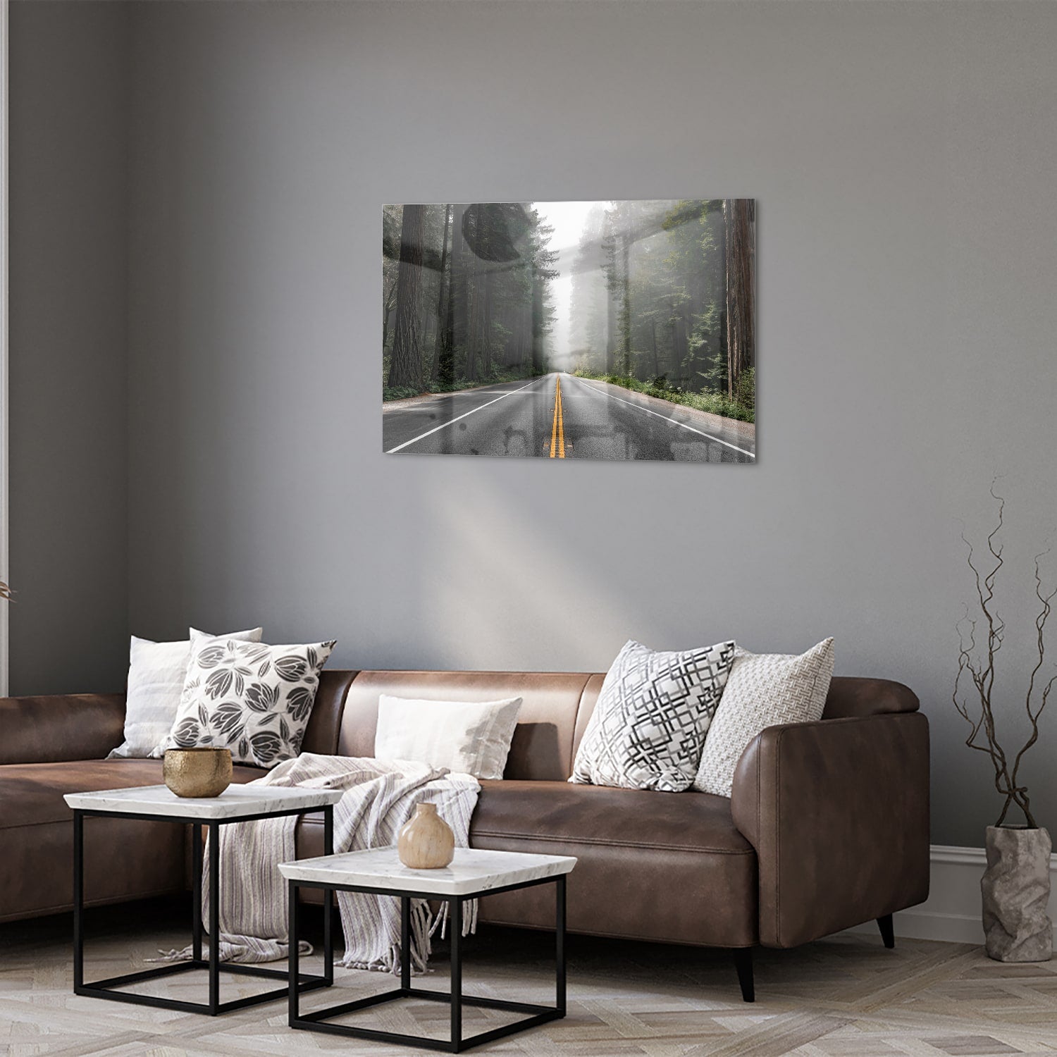 Glazen schilderij van een mistige weg omgeven door bomen in een interieur.