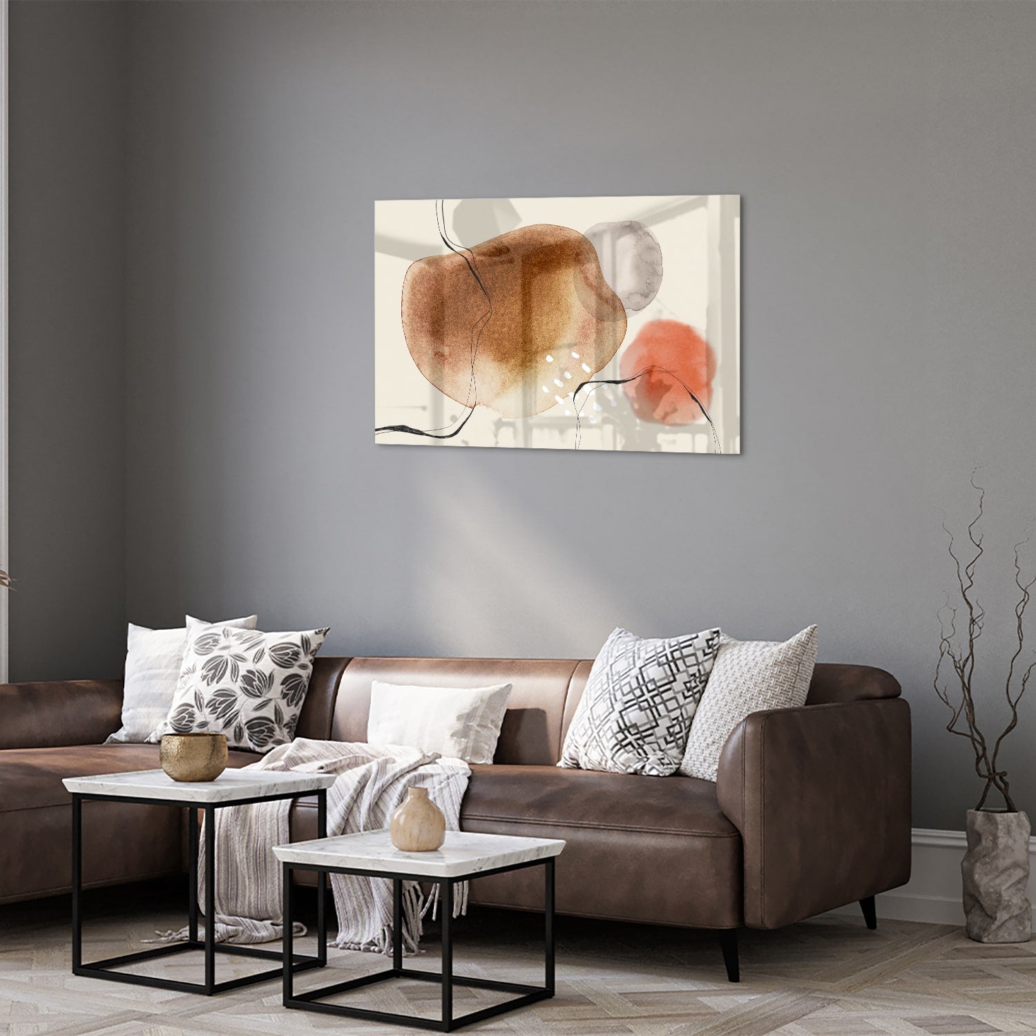 Abstract glazen schilderij met organische vormen in aardetinten.