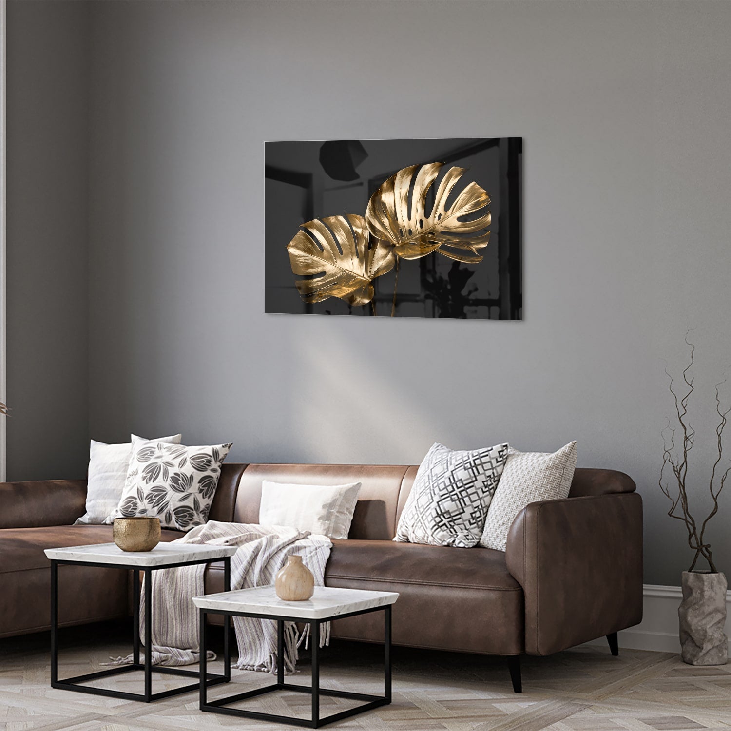 Gouden glazen schilderij met monstera bladeren aan de muur