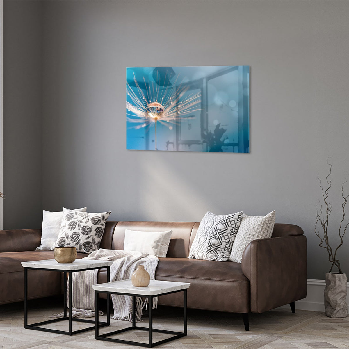 Glazen schilderij van een dandelion op een blauwe achtergrond