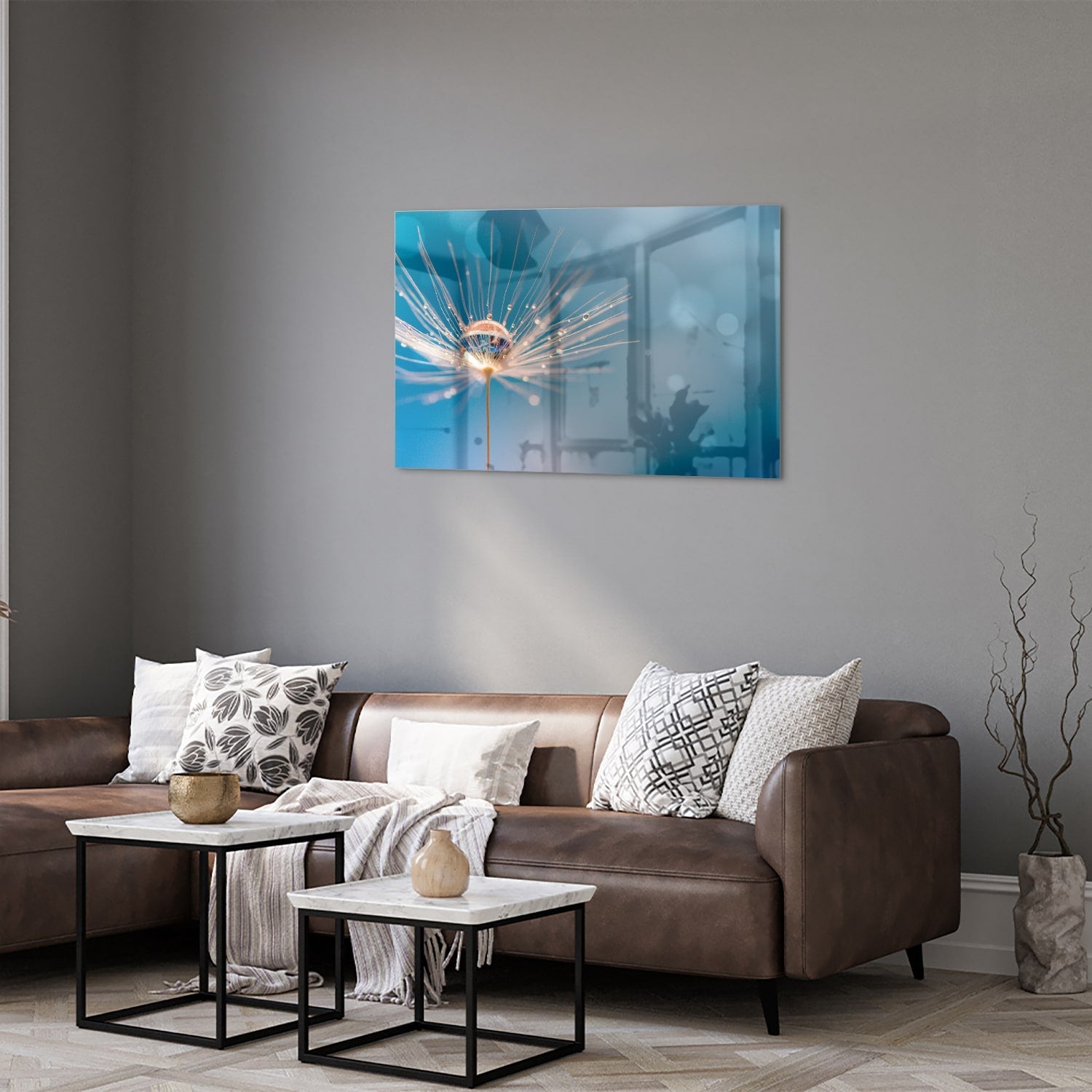 Glazen schilderij van een dandelion op een blauwe achtergrond