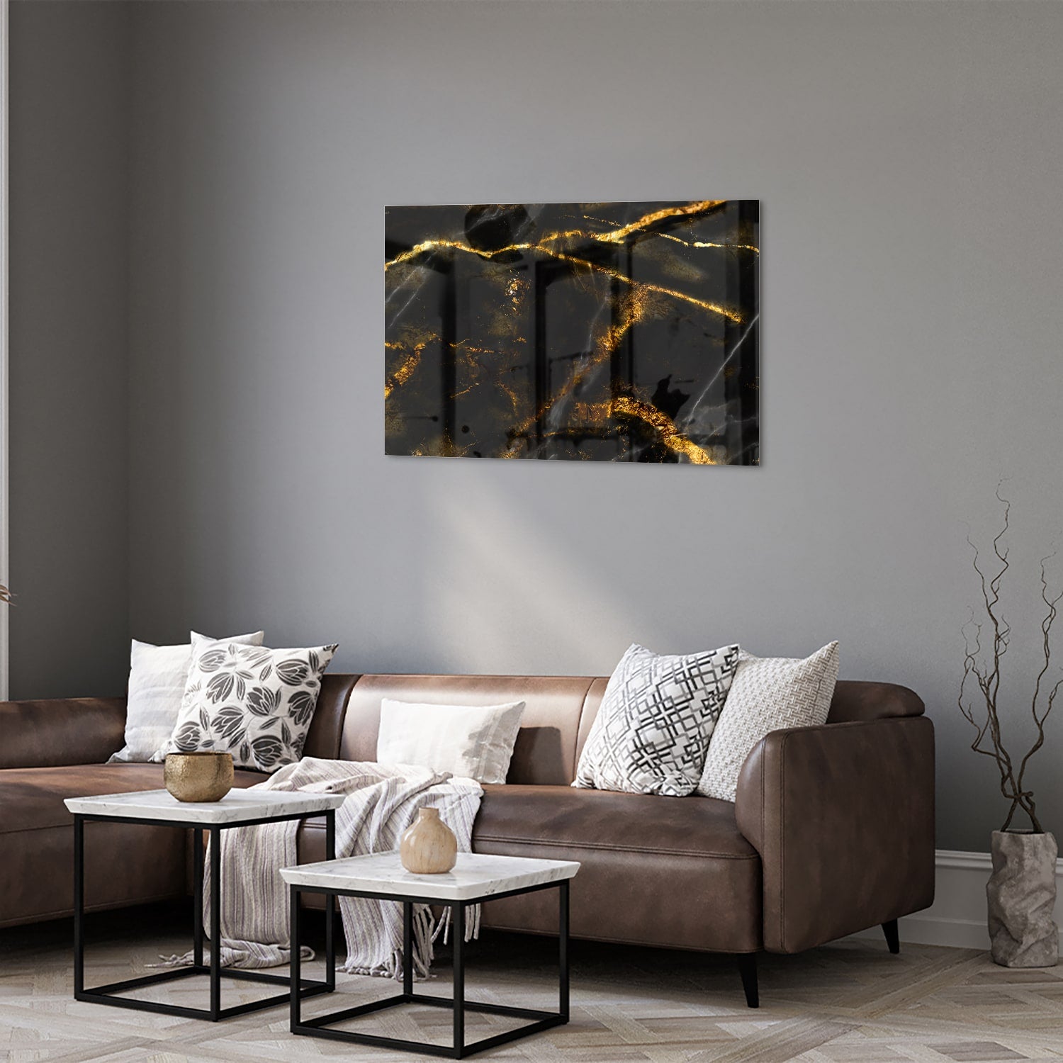 Glazen schilderij met zwart en gouden marmerdesign aan de muur