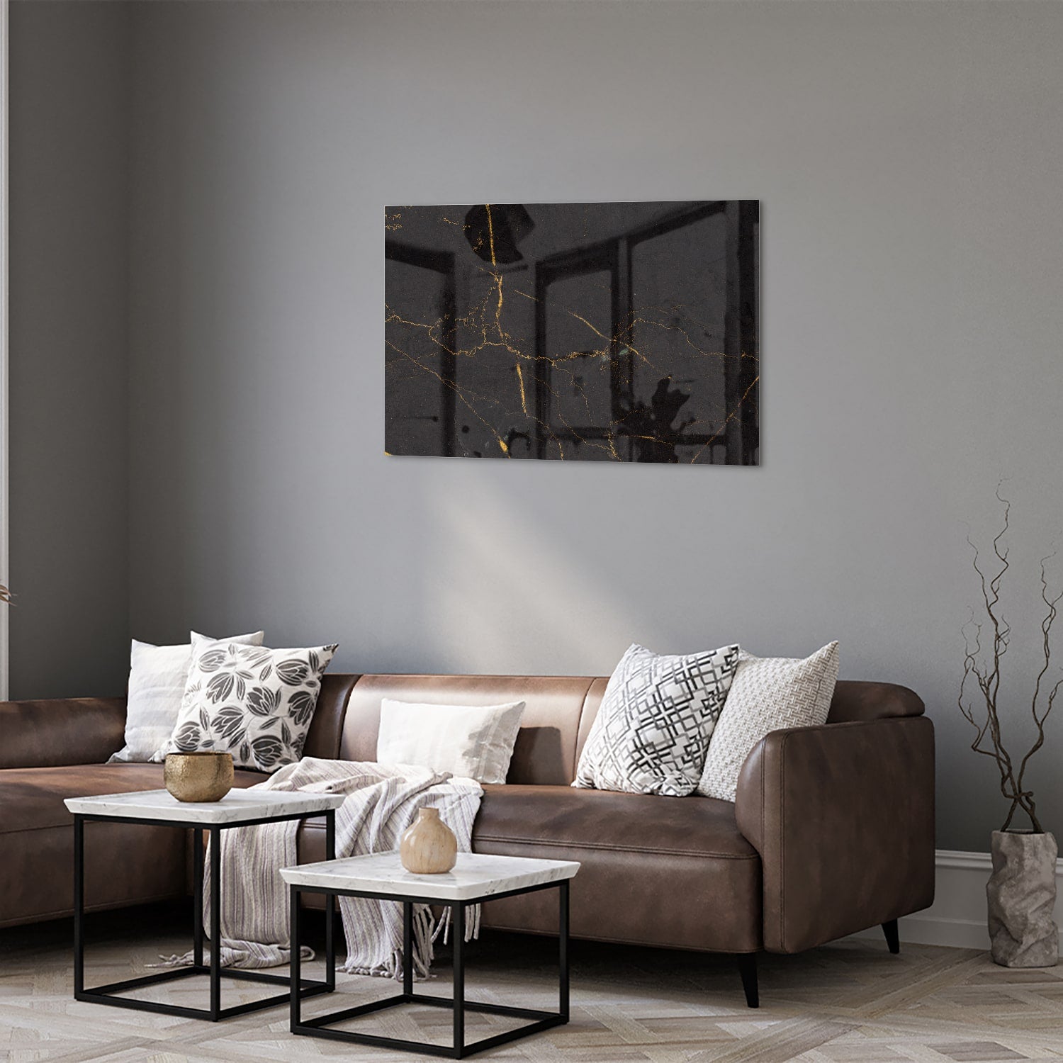 Zwart glazen schilderij met gouden lijnen aan de muur in een moderne woonkamer.