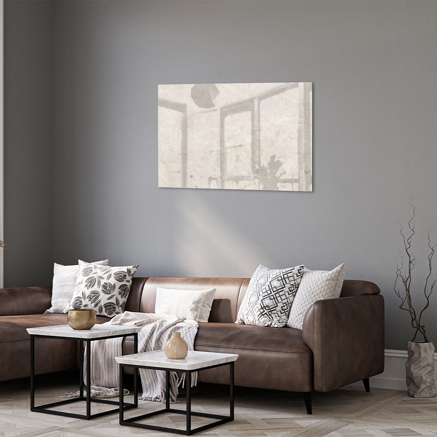Elegant glazen schilderij met schaduwdetails aan een muur in een moderne woonkamer.
