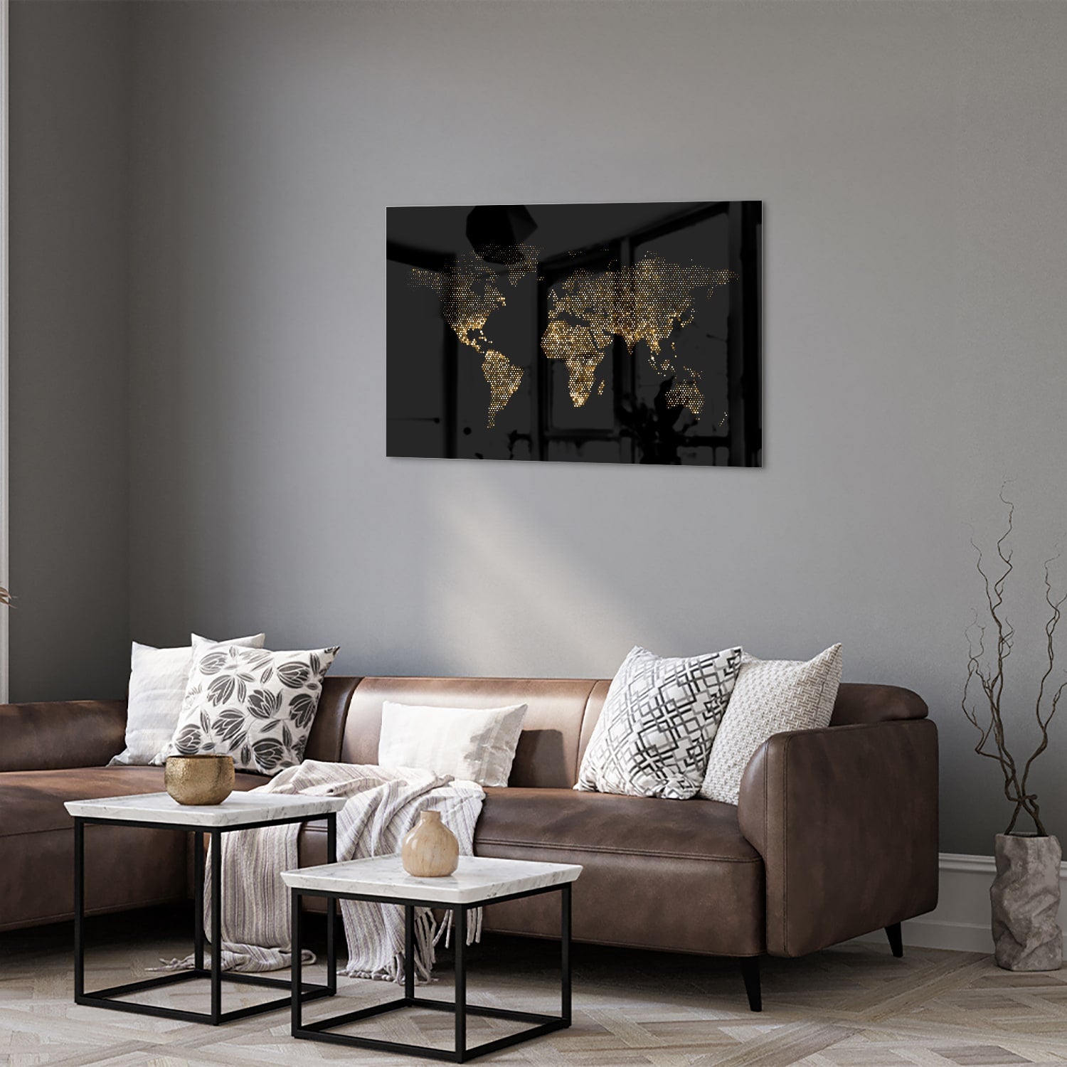 Glazen schilderij van een wereldkaart in zwart met gouden accenten