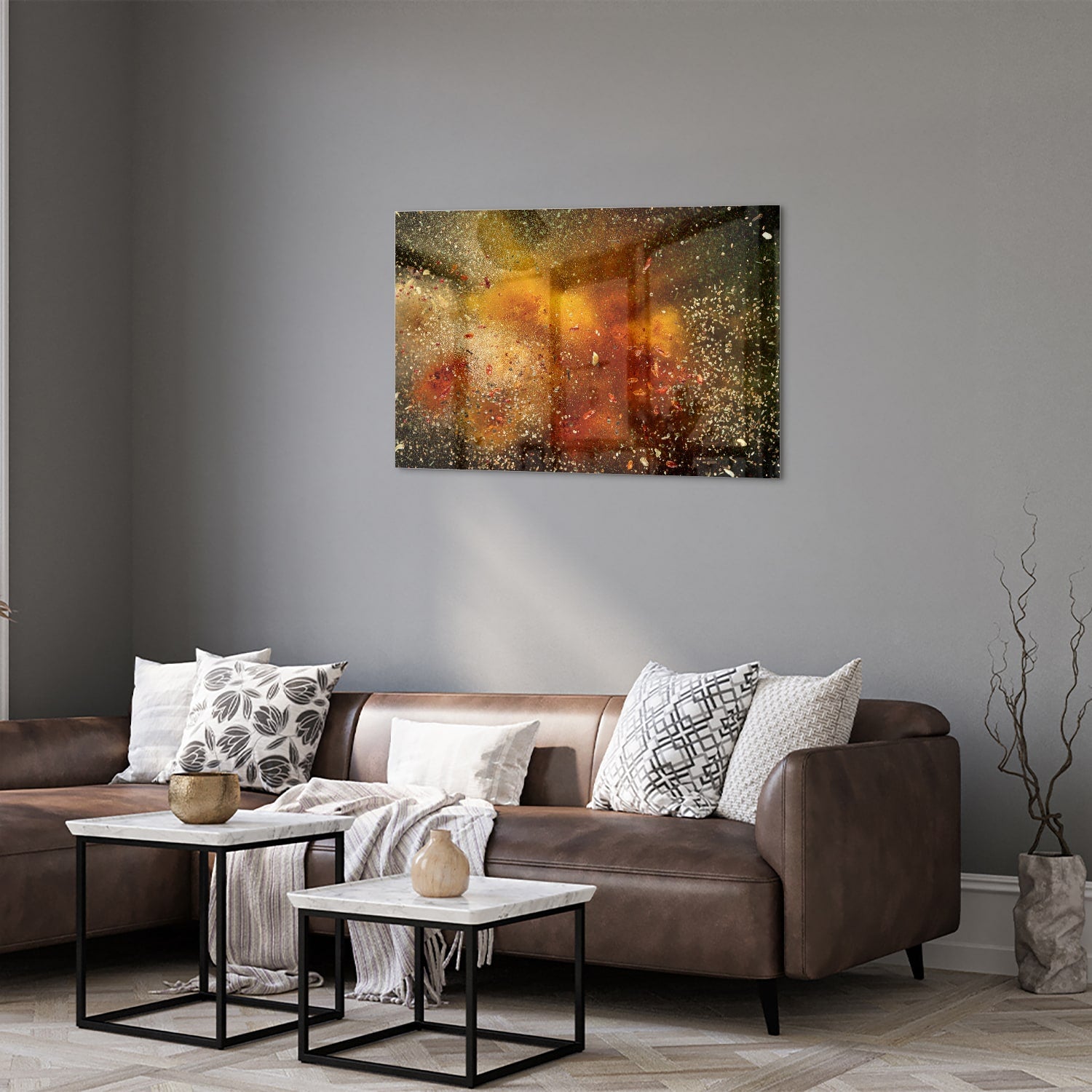 Abstract glazen schilderij met glinsterende warme kleuren in een moderne woonkamer.