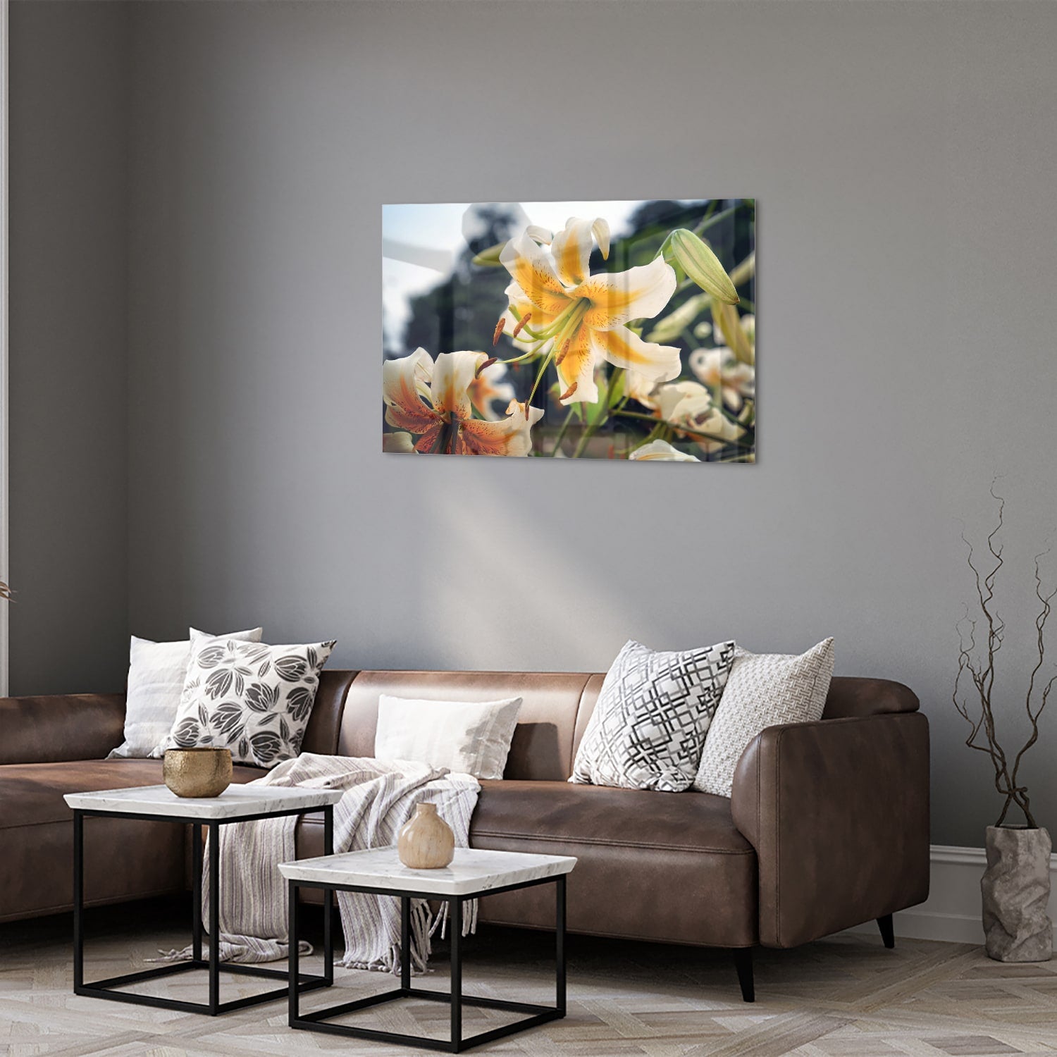 Glazen schilderij met lelies in een elegant interieur