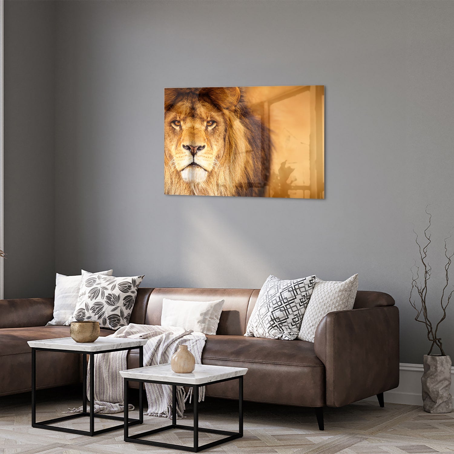 Glazen schilderij van een majestueuze leeuw in een modern interieur