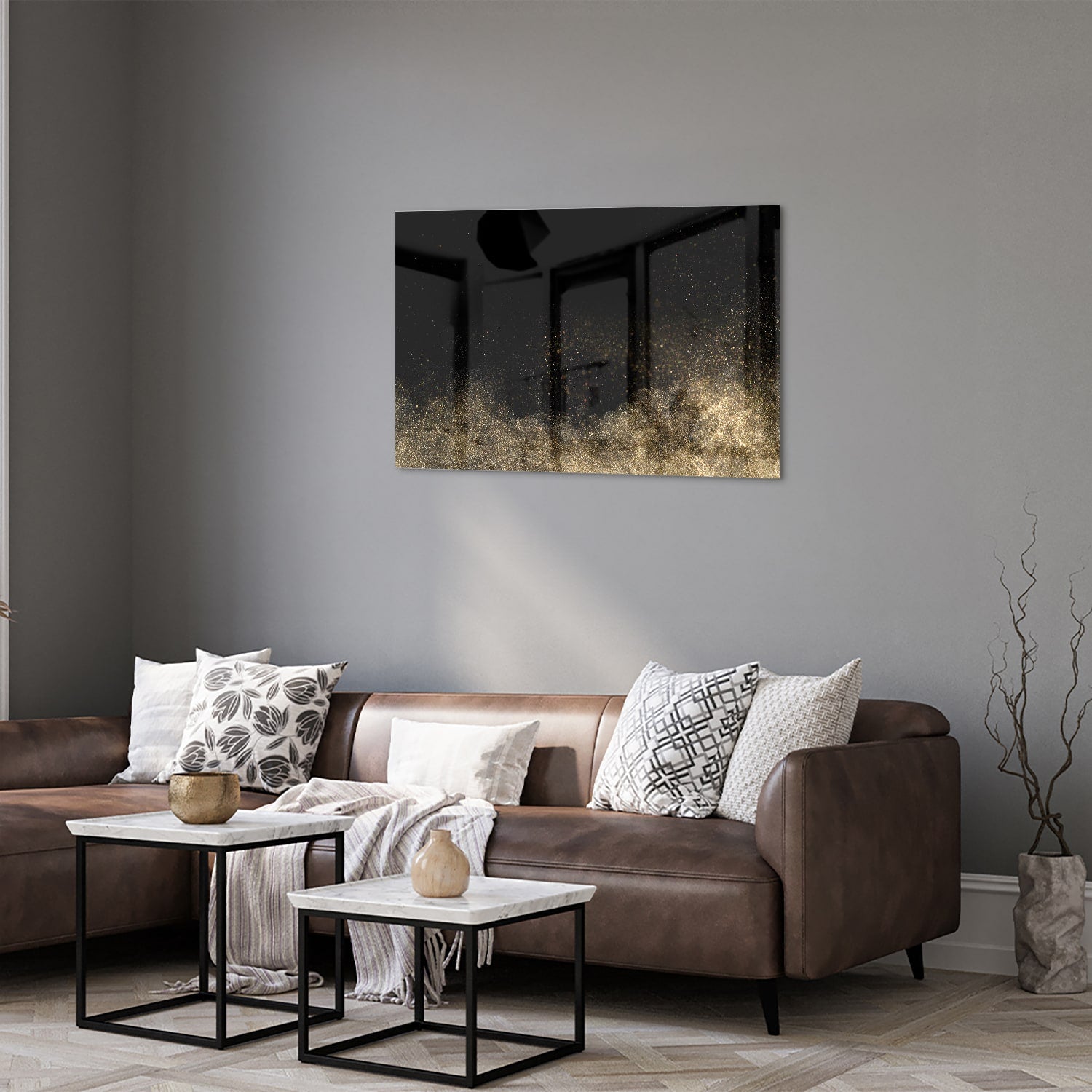 Glazen schilderij met zwarte achtergrond en gouden accenten aan de muur