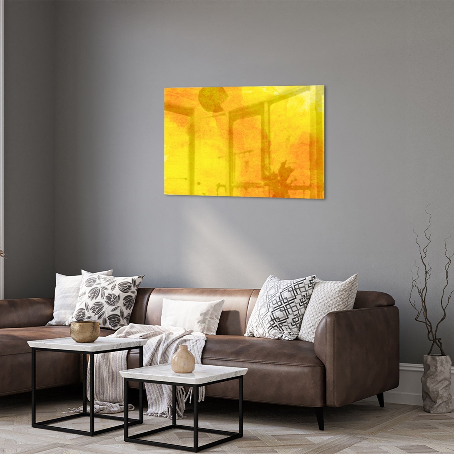 Gele glazen schilderij boven een houten bureau in een woonkamer.