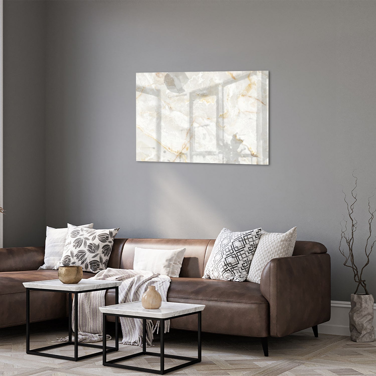 Elegant glazen schilderij met grijs marmer en gouden aders in moderne woonkamer