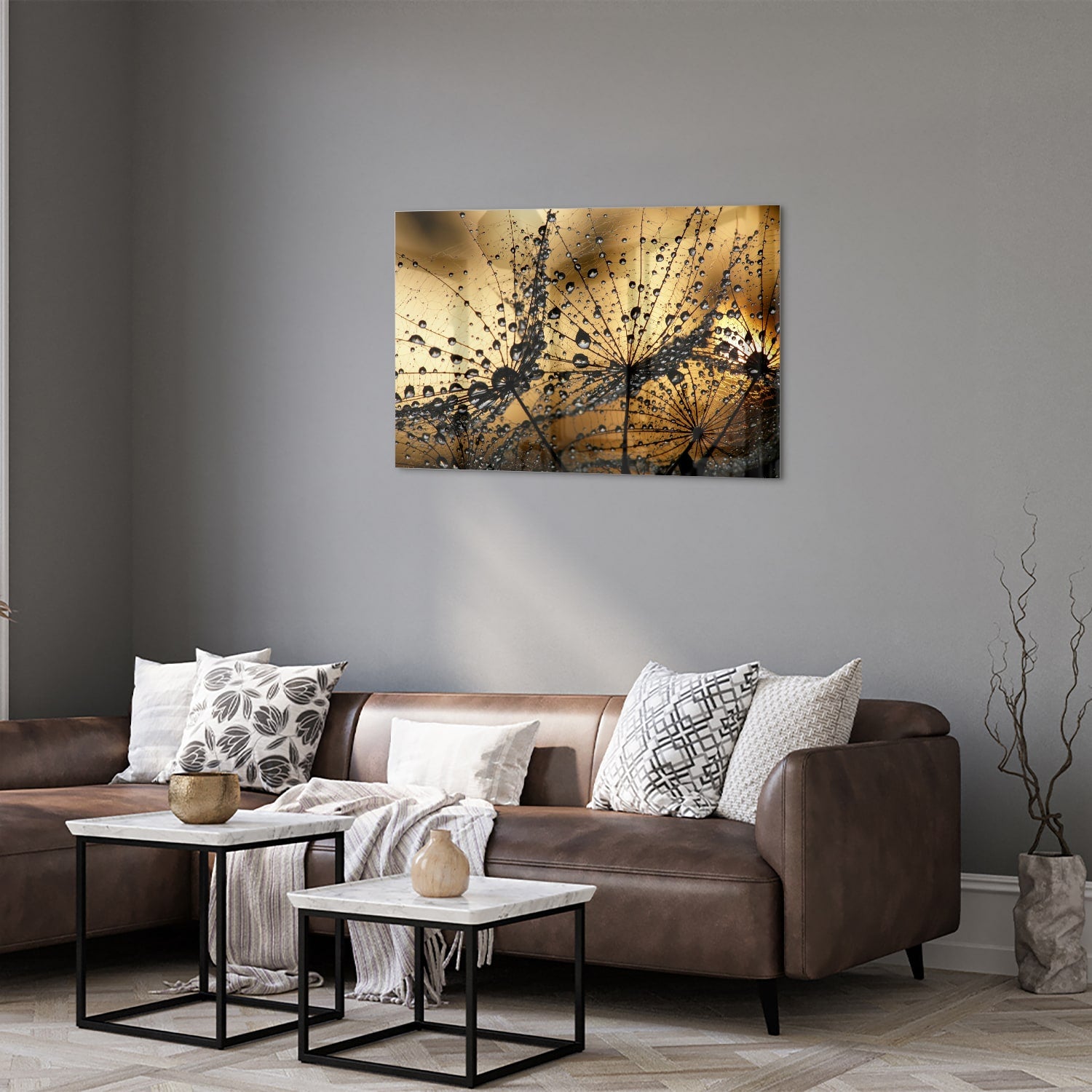 Glazen schilderij met gouden waterdruppels op een lichte muur.