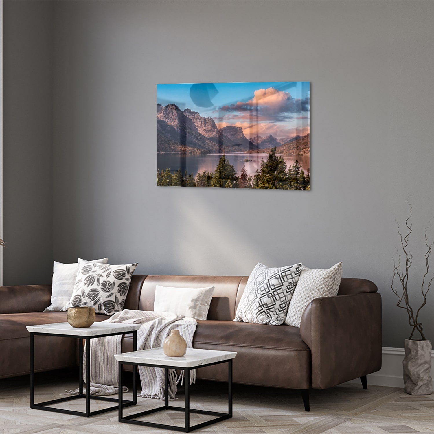 Glazen schilderij van bergen bij zonsopgang in een lichte woonkamer.