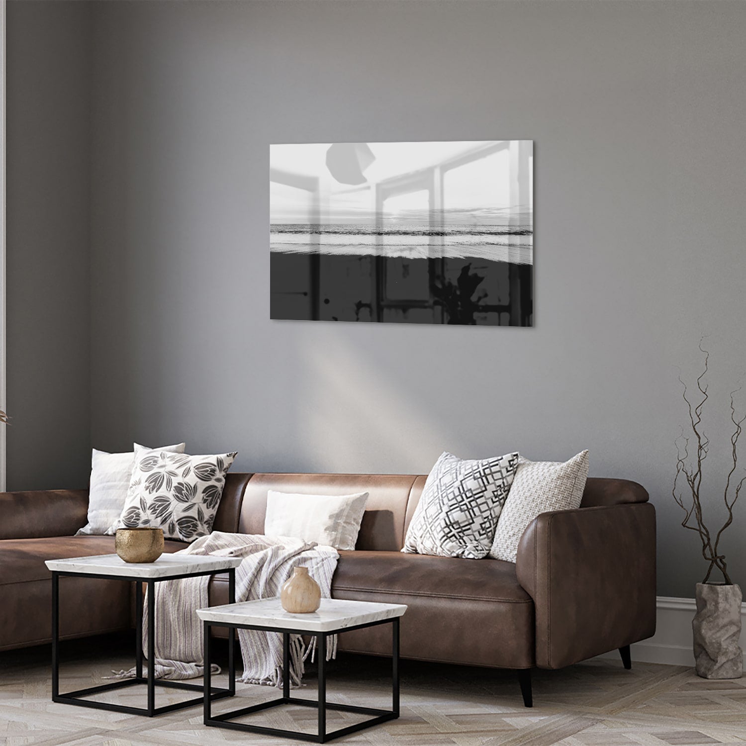 Minimalistisch zwart-wit glazen schilderij aan de muur in een modern interieur.