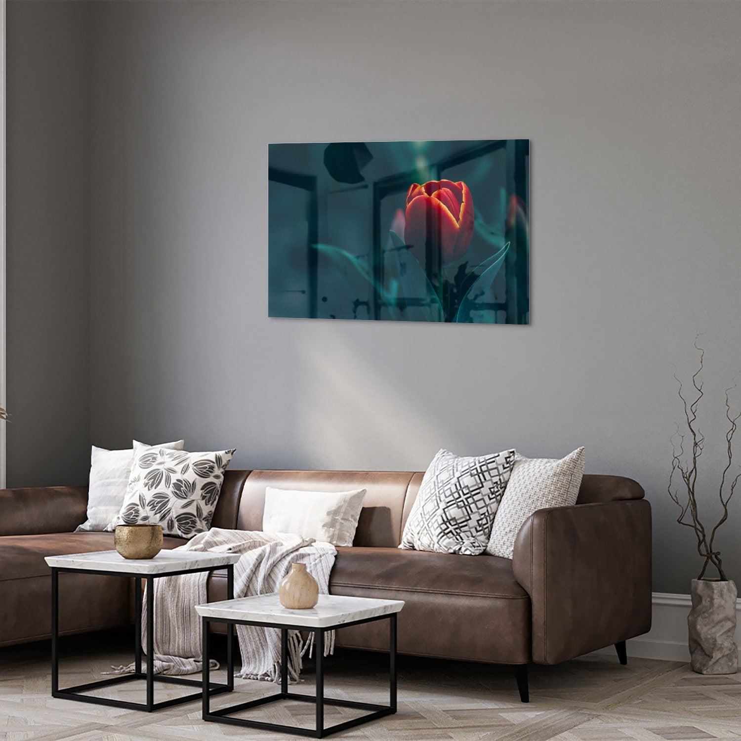 Glas schilderij van een rode tulp aan de muur in een modern interieur